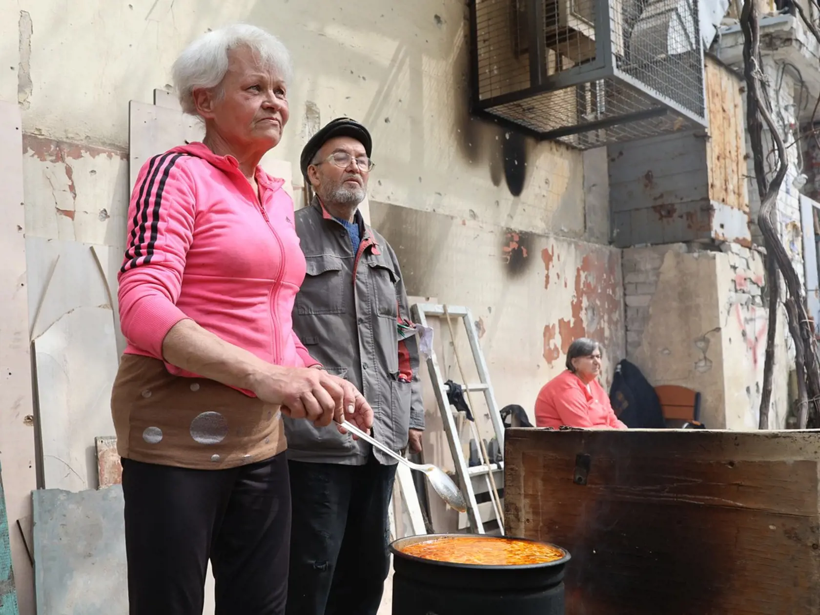 Ľudia v Mariupole boli na ostreľovanie zvyknutí ešte pred ruskou okupáciou, no na to, čo sa začalo diať po 24. februári, nebol pripravený nikto. V novom dokumente s názvom Mariupol: Kroniky pekla rozpráva jedenásť preživších z najviac ostreľovaného mesta na Ukrajine o tom, ako museli dva mesiace prežiť bez jedla a vody, na pokraji humanitárnej katastrofy.