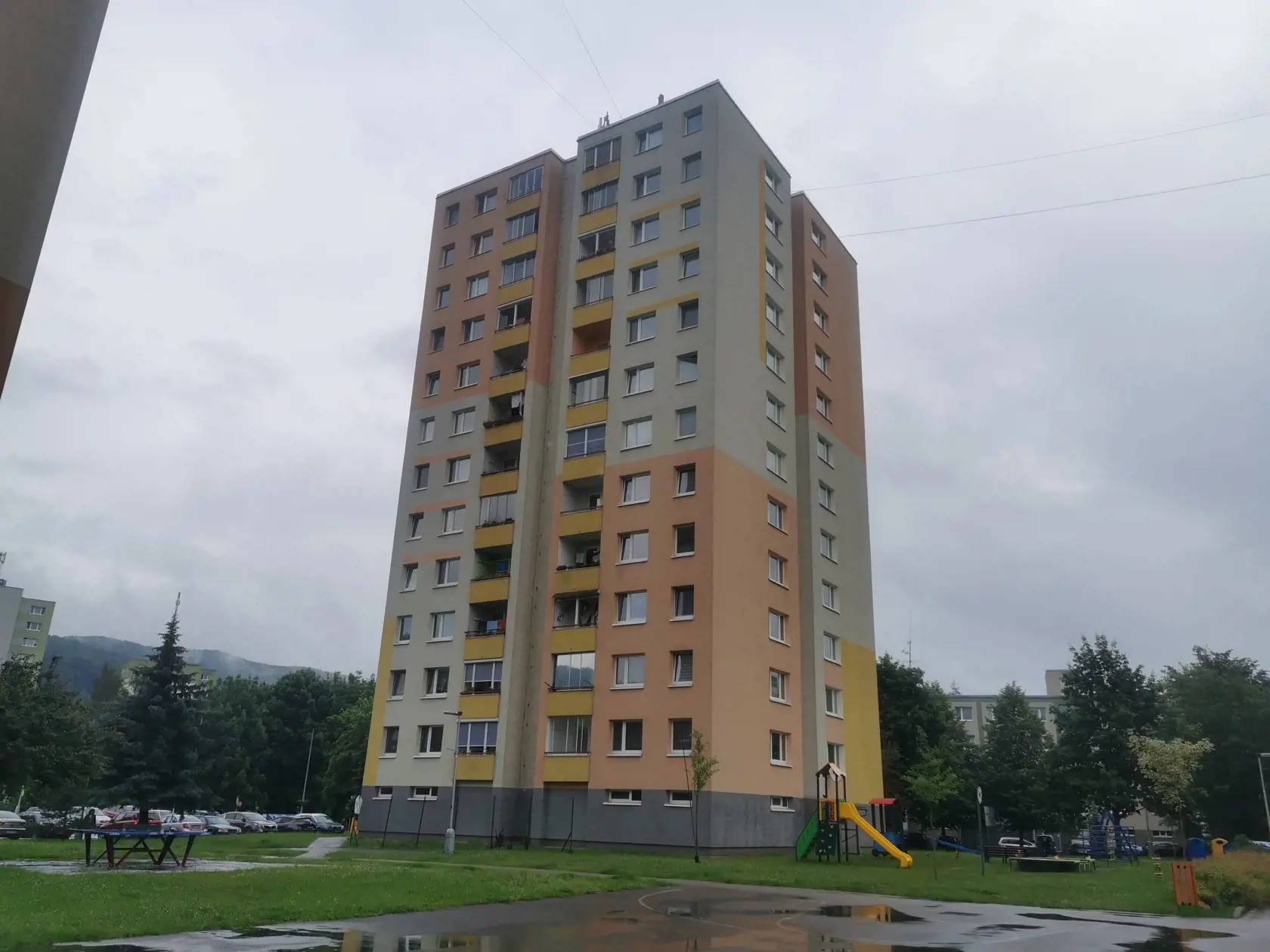 Ľuboš Bednár žil v tomto dome s rodičmi a súrodencami. Dodnes tu býva jeho mama s Ľubošovým bratom.