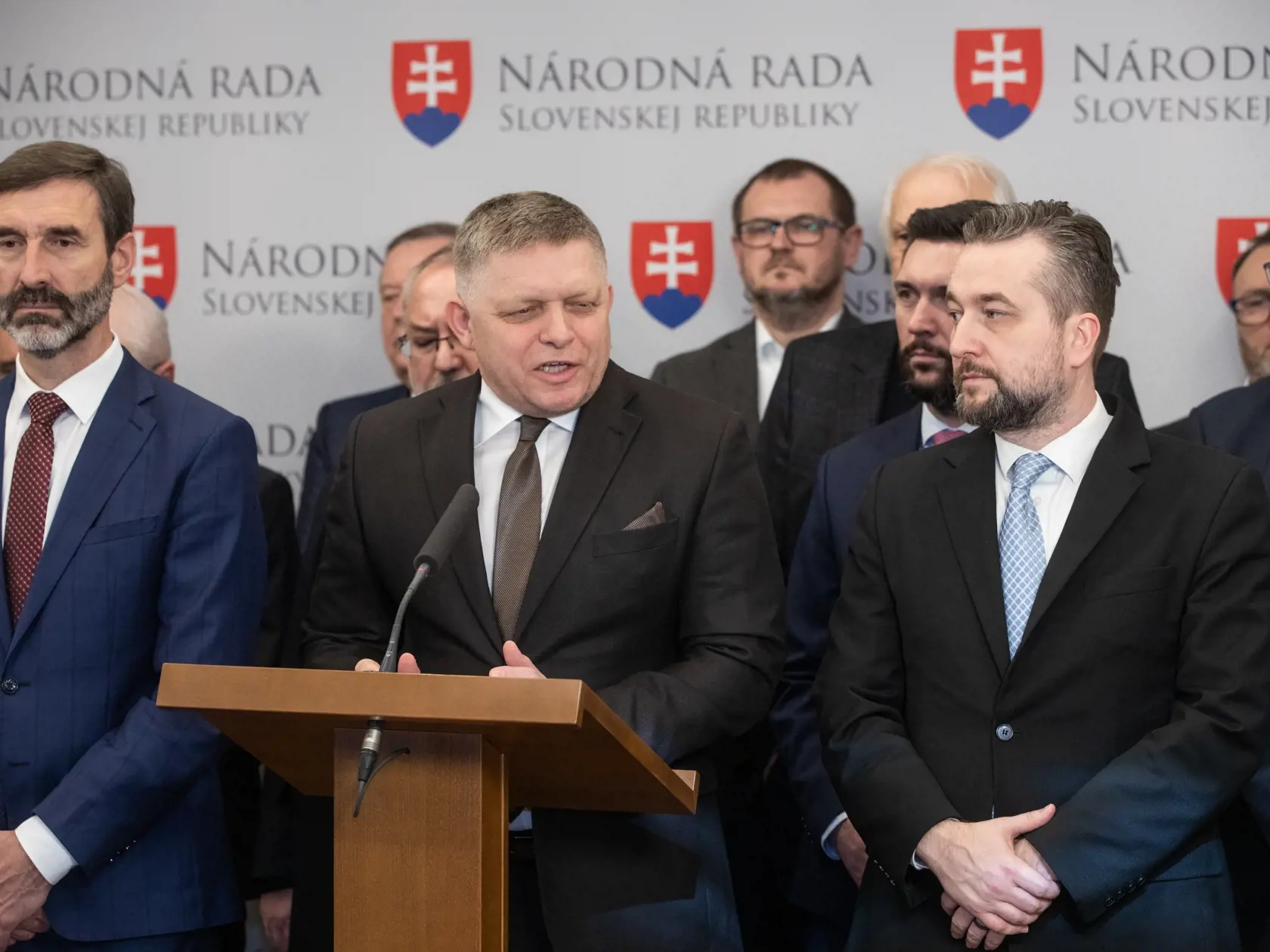 „Robert Fico dlhodobo patrí k najúspešnejším politikom na sociálnych sieťach. Jednak z pohľadu obsahu, ktorý je dostatočne kontroverzný, a tým si získalo interakcie. Zároveň si pomáha aj platenou reklamou. Jeho čísla boli dlhodobo dobré, a v posledných mesiacoch ešte výraznejšie vzrástol oproti ostatným politikom,“ ohodnotil výsledky šéfa Smeru Gabriel Tóth.