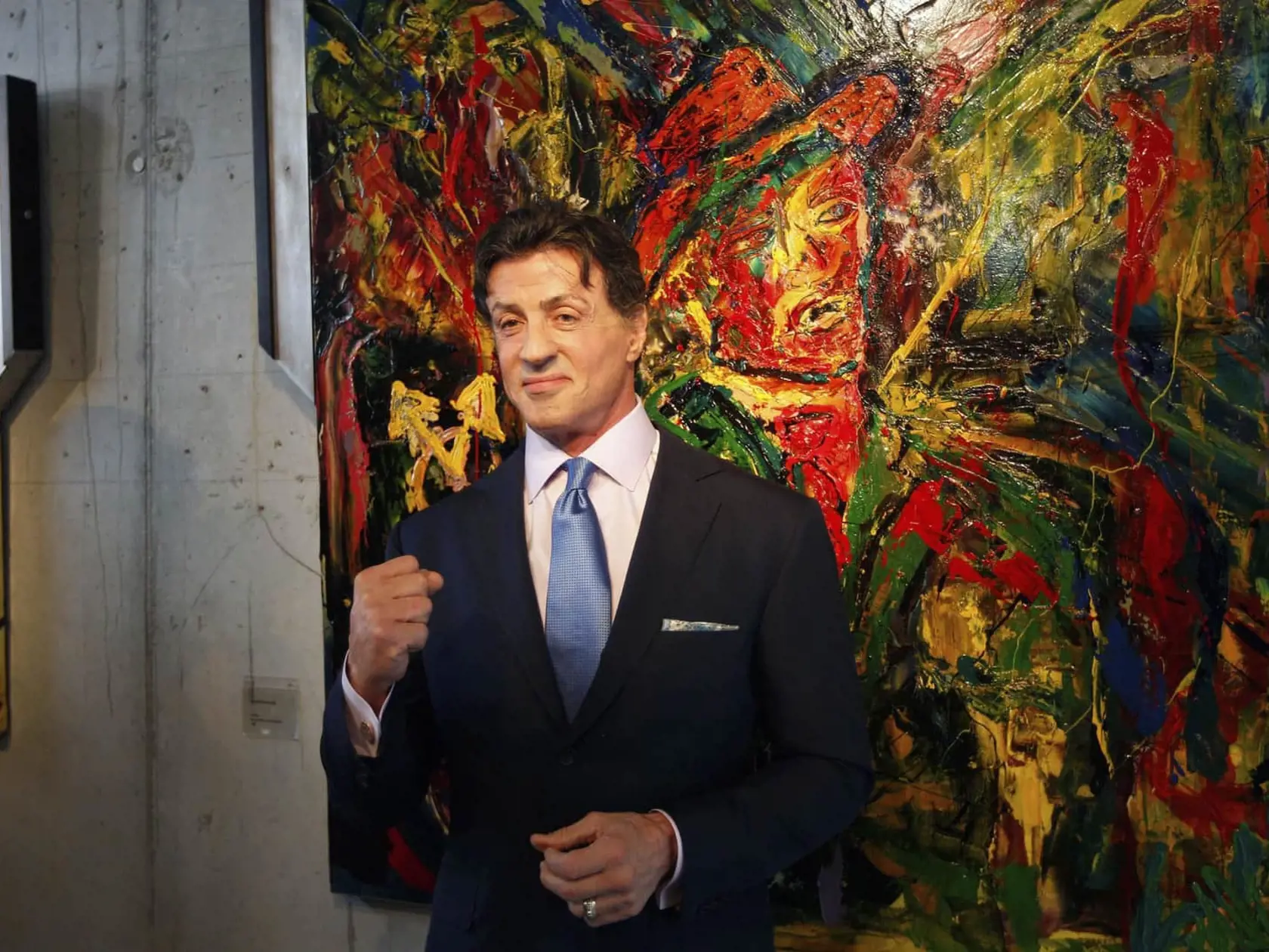 Maliar: Americký herec Sylvester Stallone reční pred jedným zo svojich obrazov počas tlačovej konferencie k jeho výstave.