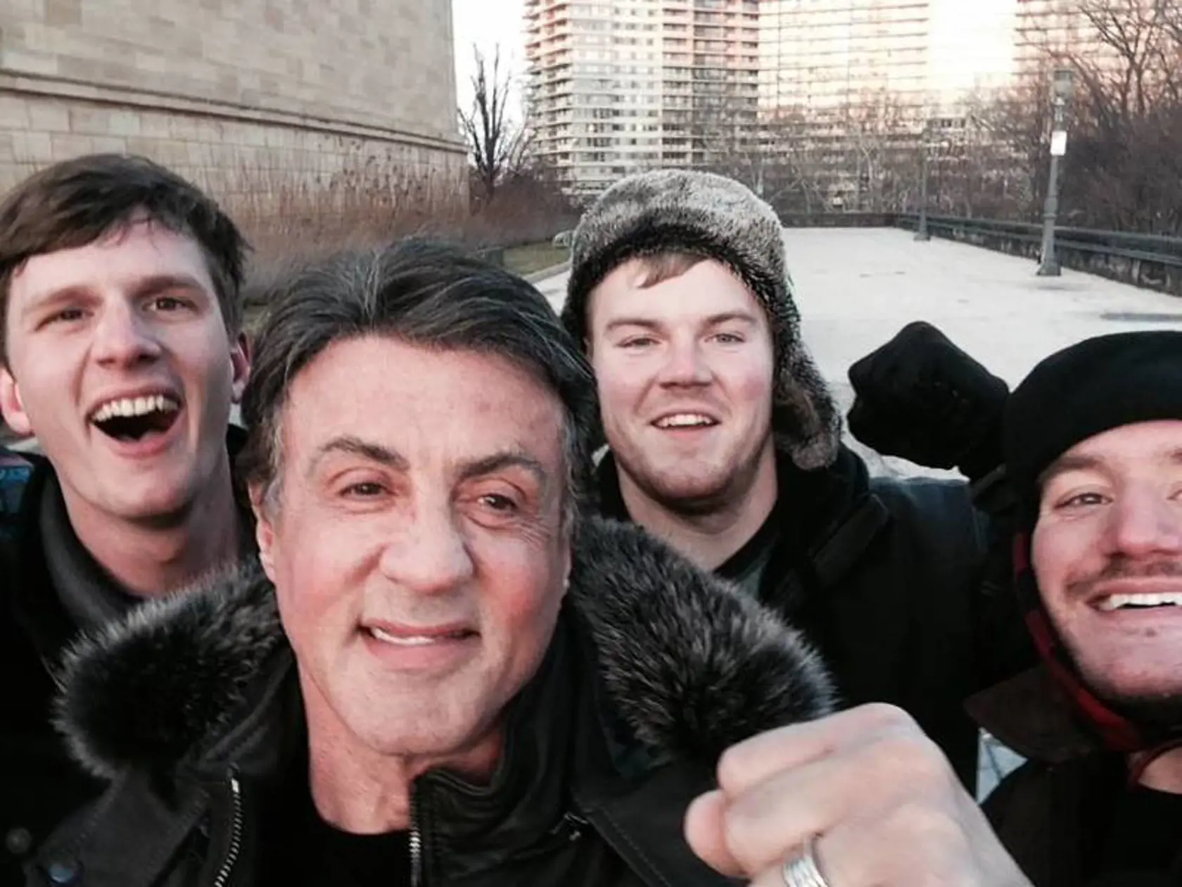 Sylvester Stallone s mladíkmi, ktorí zdolali slávne schody z filmoch o boxerovi Rockym.