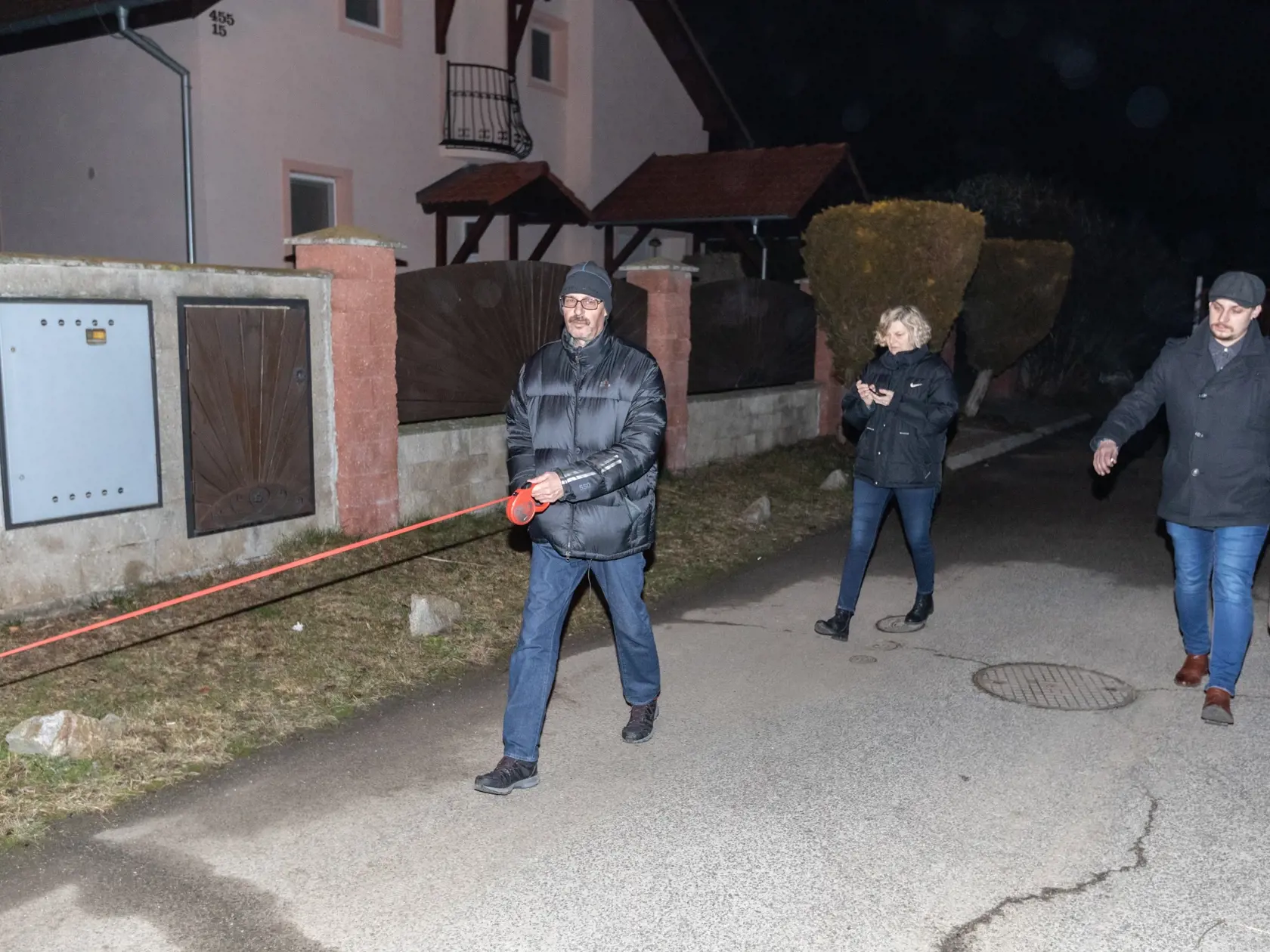Bývalý generálny prokurátor Dobroslav Trnka po prepustení z cely policajného zaistenia v Nitre. Venčí svojho psa Lea s manželkou a synom.