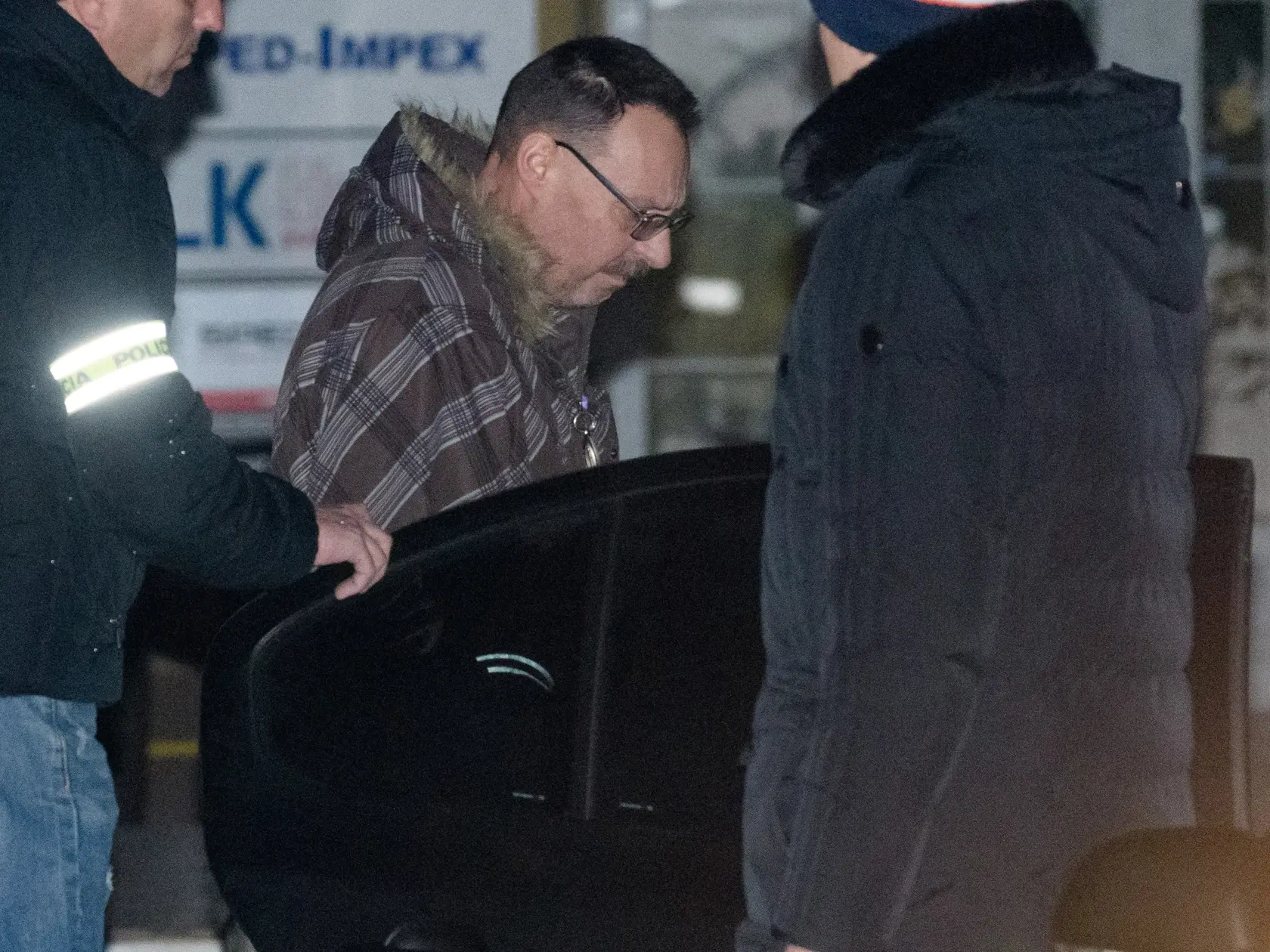 NOC V CELE Trnku muži zákona vytiahli z postele skoro ráno minulý týždeň. Celý deň ho policajti dusili na výsluchu. Už o dvadsaťštyri hodín po zadržaní si užíval opäť život na slobode.
