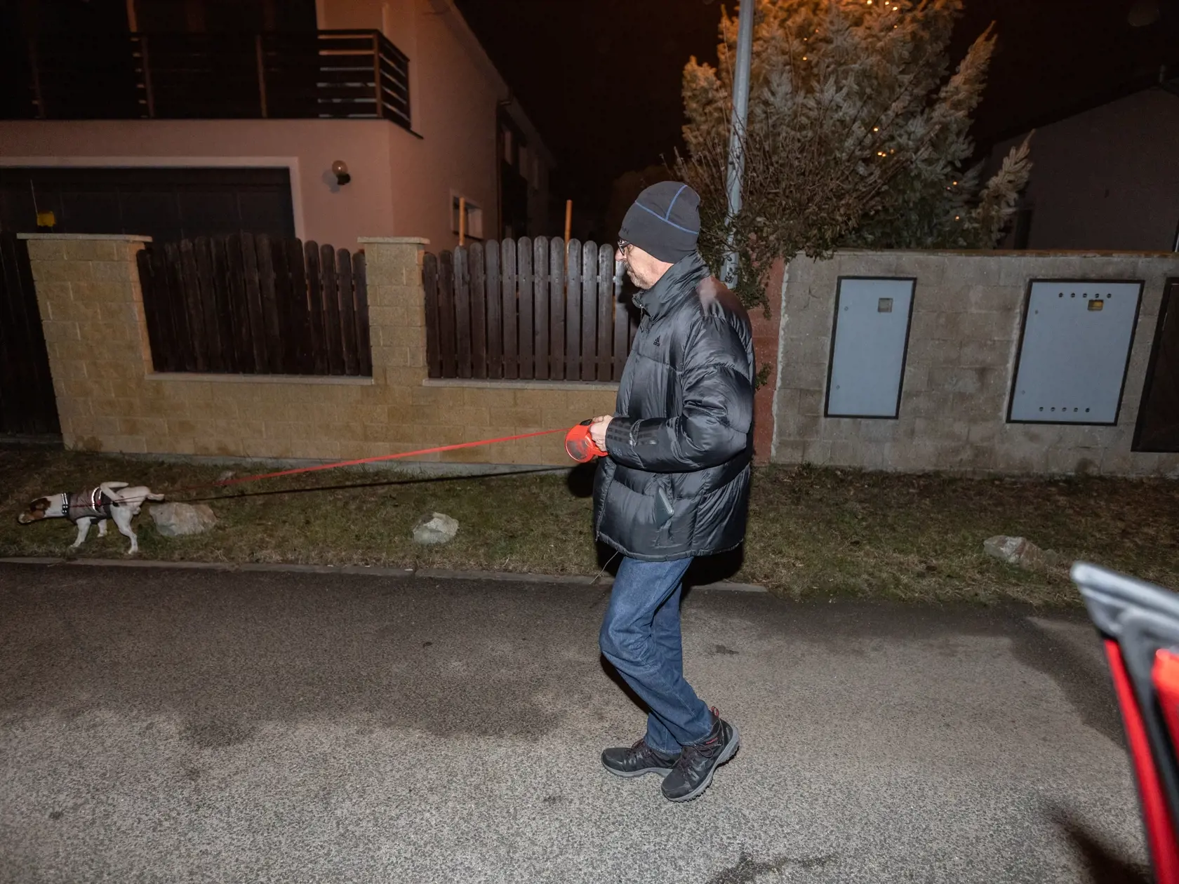 Bývalý generálny prokurátor Dobroslav Trnka po prepustení z cely policajného zaistenia v Nitre. Venčí svojho psa Lea s manželkou a synom.