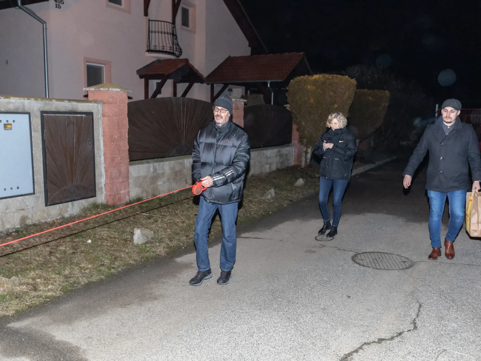 Bývalý generálny prokurátor Dobroslav Trnka po prepustení z cely policajného zaistenia v Nitre. Venčí svojho psa Lea s manželkou a synom.