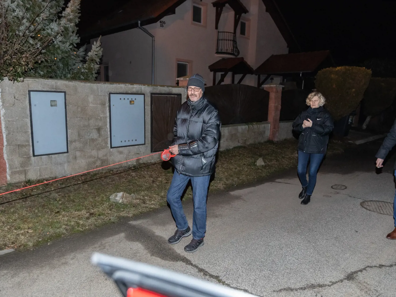 Bývali generálny prokurátor Dobroslav Trnka po prepustení z celi policajného zaistenia v Nitre. Venčí svojho psa Lea s manželkou a synom.
