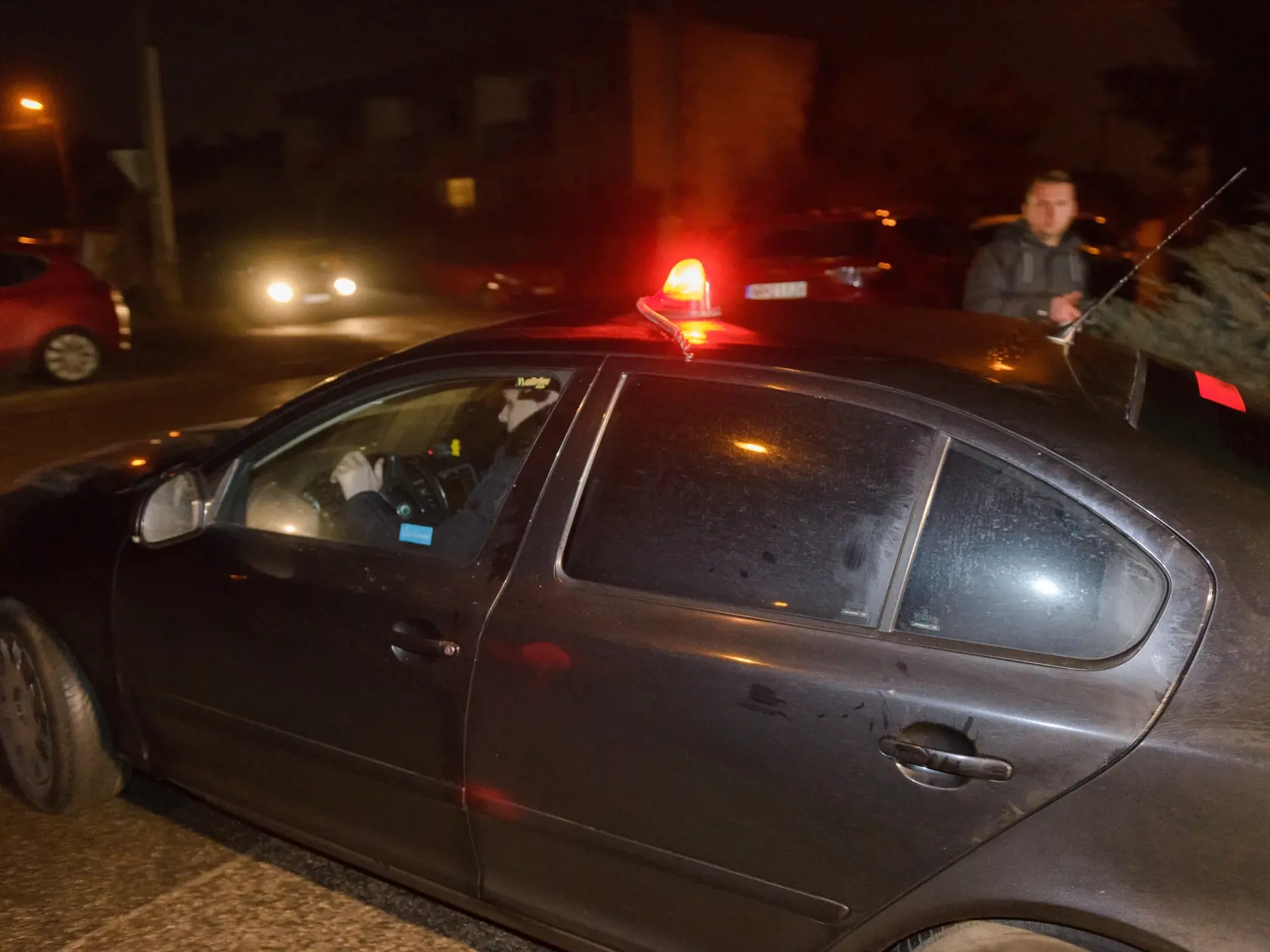NOC V CELE Trnku muži zákona vytiahli z postele skoro ráno minulý týždeň. Celý deň ho policajti dusili na výsluchu. Už o dvadsaťštyri hodín po zadržaní si užíval opäť život na slobode.