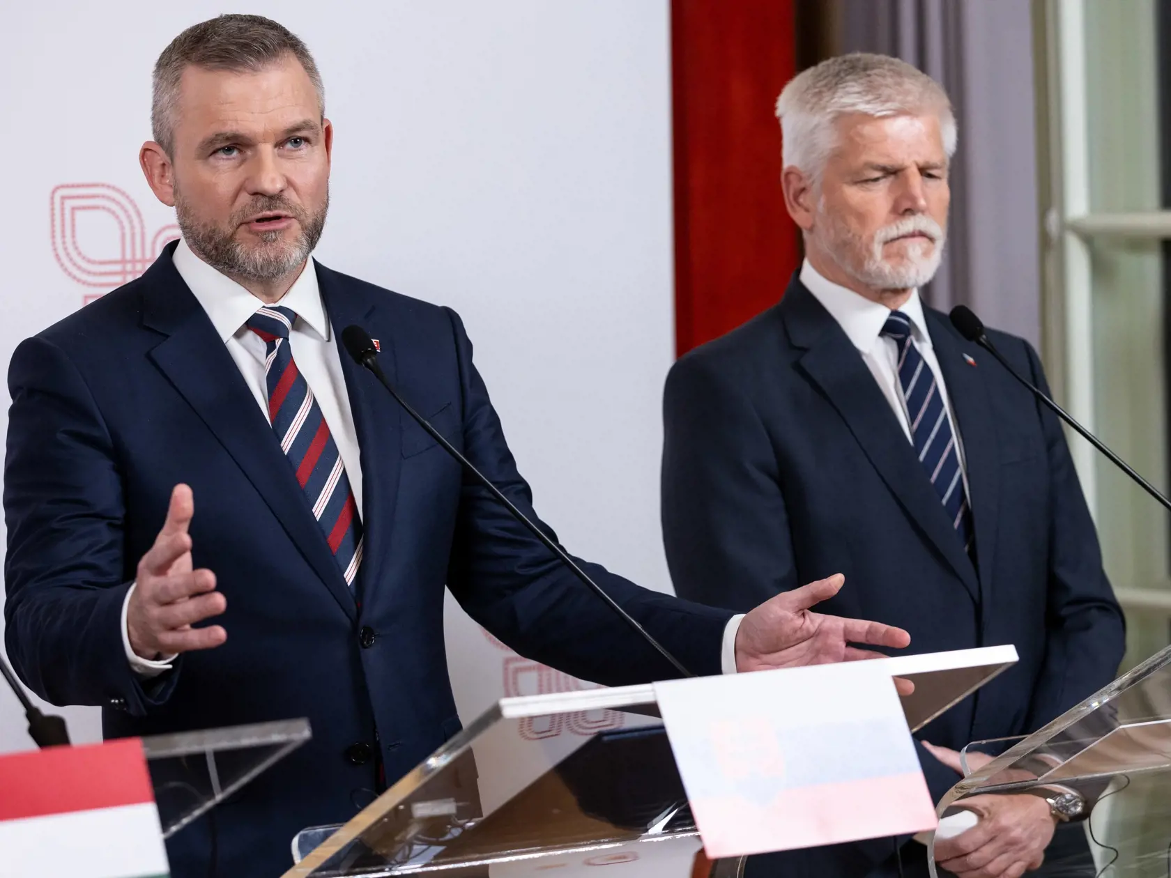 Na snímke zľava slovenský prezident Peter Pellegrini a český prezident Petr Pavel počas tlačovej konferencie po prezidentskom summite krajín Vyšehradskej štvorky (V4) v pondelok 16. decembra 2024 vo Visle.