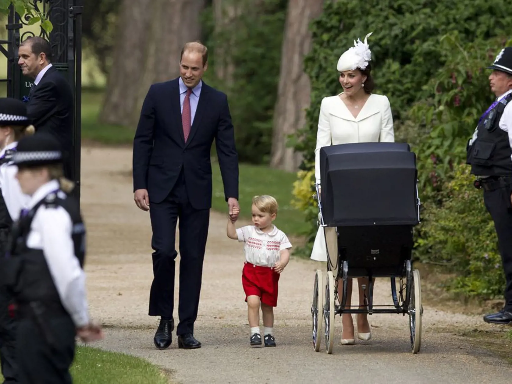 2015: Princ William, Kate, princ George a princezná Charlotte v kočíku
