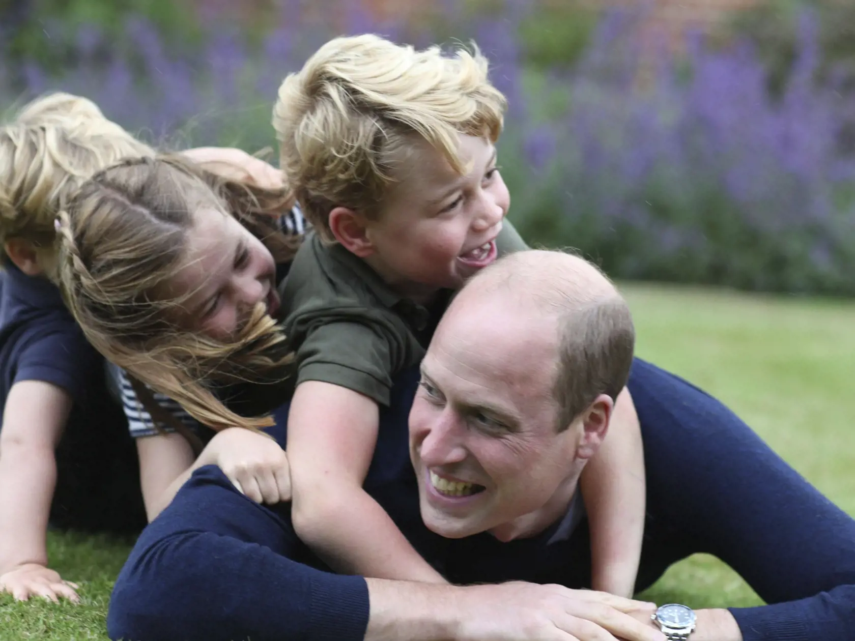 KK36 Norfolk -  Na snímke z júna 2020, ktorú poskytli vojvoda a vojvodkyňa z Cambridge, britský princ William a jeho deti princ George, princezná Charlotte a princ Louis v Norfolku. Princ William, v poradí druhý následník britského trónu, oslavoval v nedeľu 21. júna 2020 v súkromí 38. narodeniny. Kensingtonský alác dodal, že fotografiu urobila tento mesiac už skôr Williamova manželka Kate, 38-ročná vojvodkyňa z Cambridge. FOTO TASR/AP
This June 2020 photo provided by the Duke and Duchess of Camb