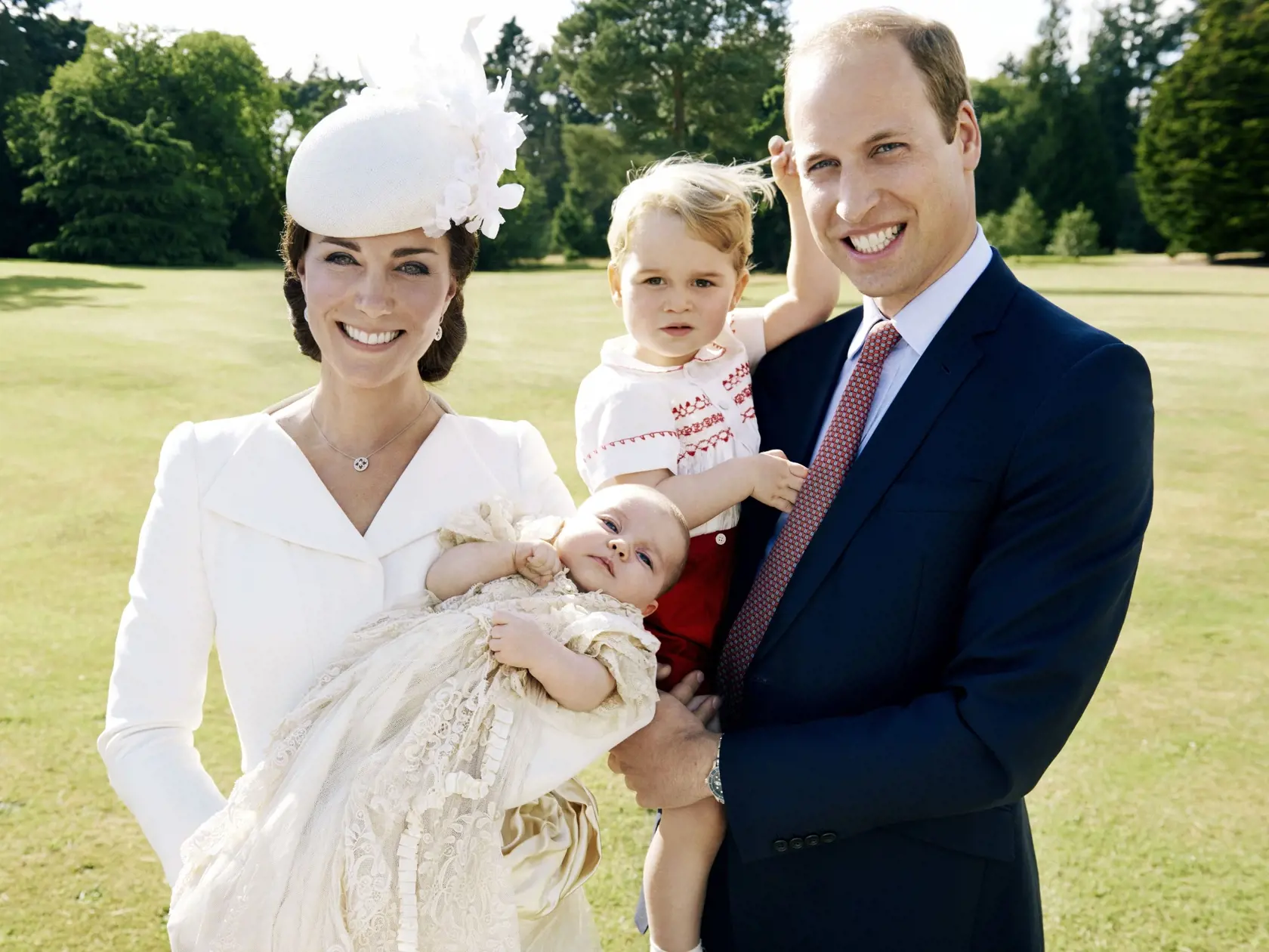KK23 Sandringham - Na snímke vydanej 9. júla 2015  Kensingtonským palácom britský princ William (vpravo), jeho manželka Kate a ich deti princ George a princezná Charlotte pózujú po Charlottiných krstinách 5. júla 2015 v Sandringhame. FOTO TASR/AP
This is a handout image released by Kensington Palace on Thursday July 9, 2015. shows Britain's Prince William, and Kate Duchess of Cambridge as they hold their children, Prince George, 2nd right, and Princess Charlotte in the grounds of Sandingham Hous
