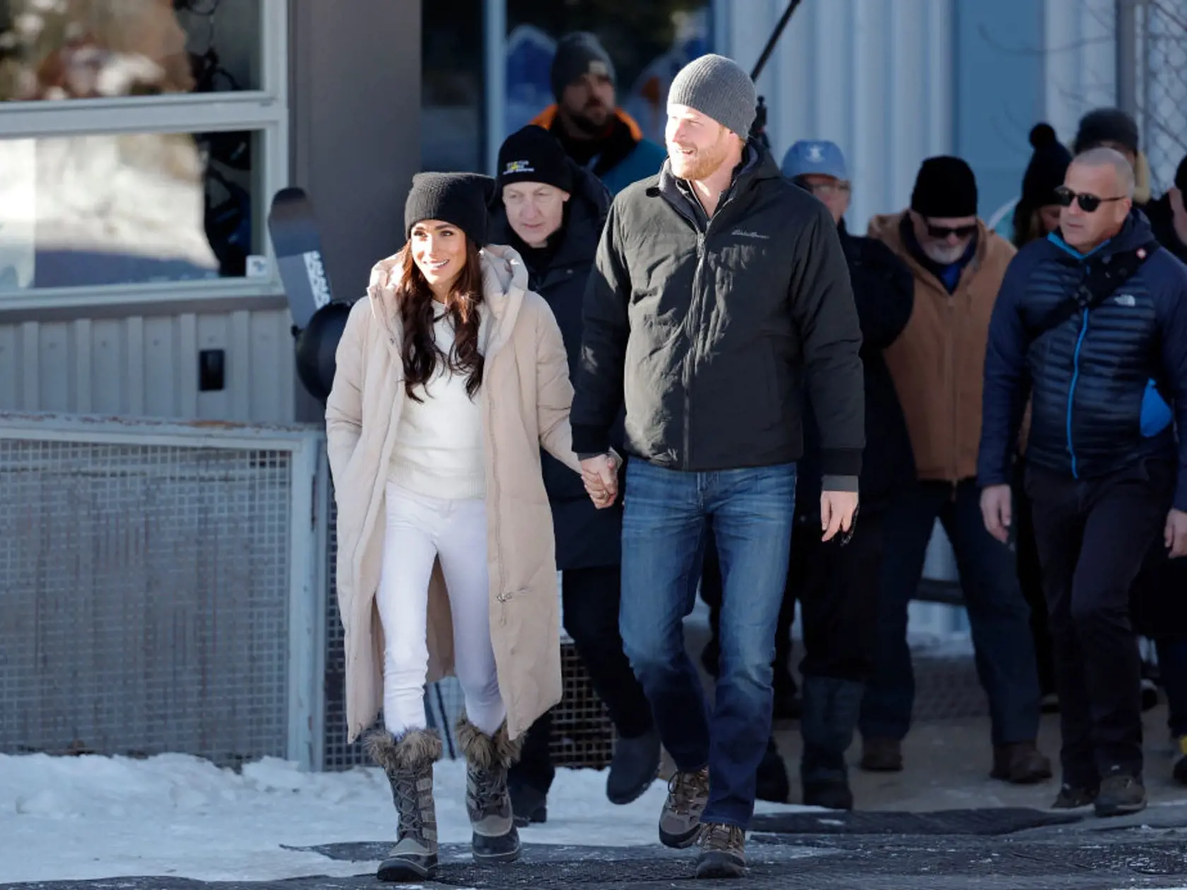 Harry a jeho manželka Meghan sa o vážnom ochorení svojej švagrinej údajne dozvedeli dosť hnusným spôsobom. Podľa informácií The Times o tom po prvýkrát počuli v televízii rovnako, ako ostatní úplne obyčajní ľudia, lebo kráľovská rodina a ani Kate s Williamom im o diagnóze osobne nehovorili.