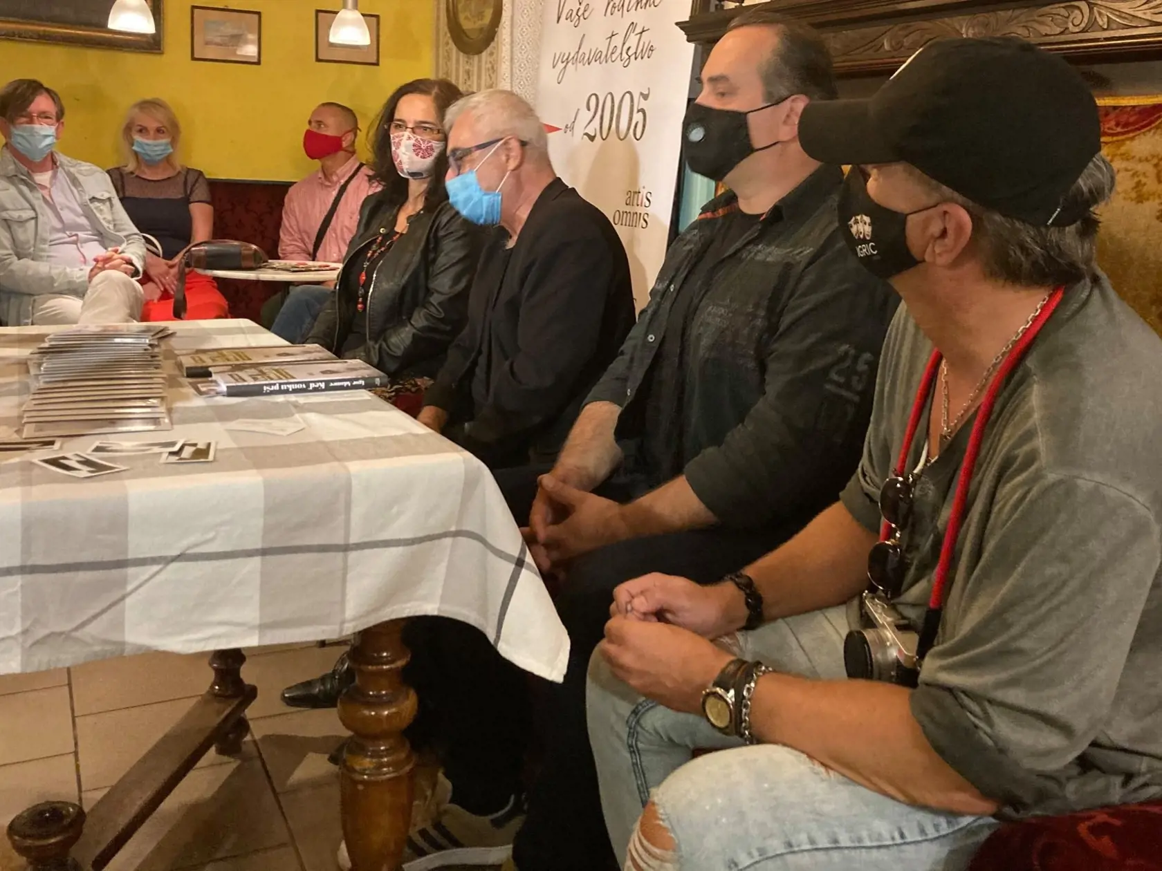 Herec Igor Adamec nedávno pokrstil svoju knihu "Keď vonku prší".