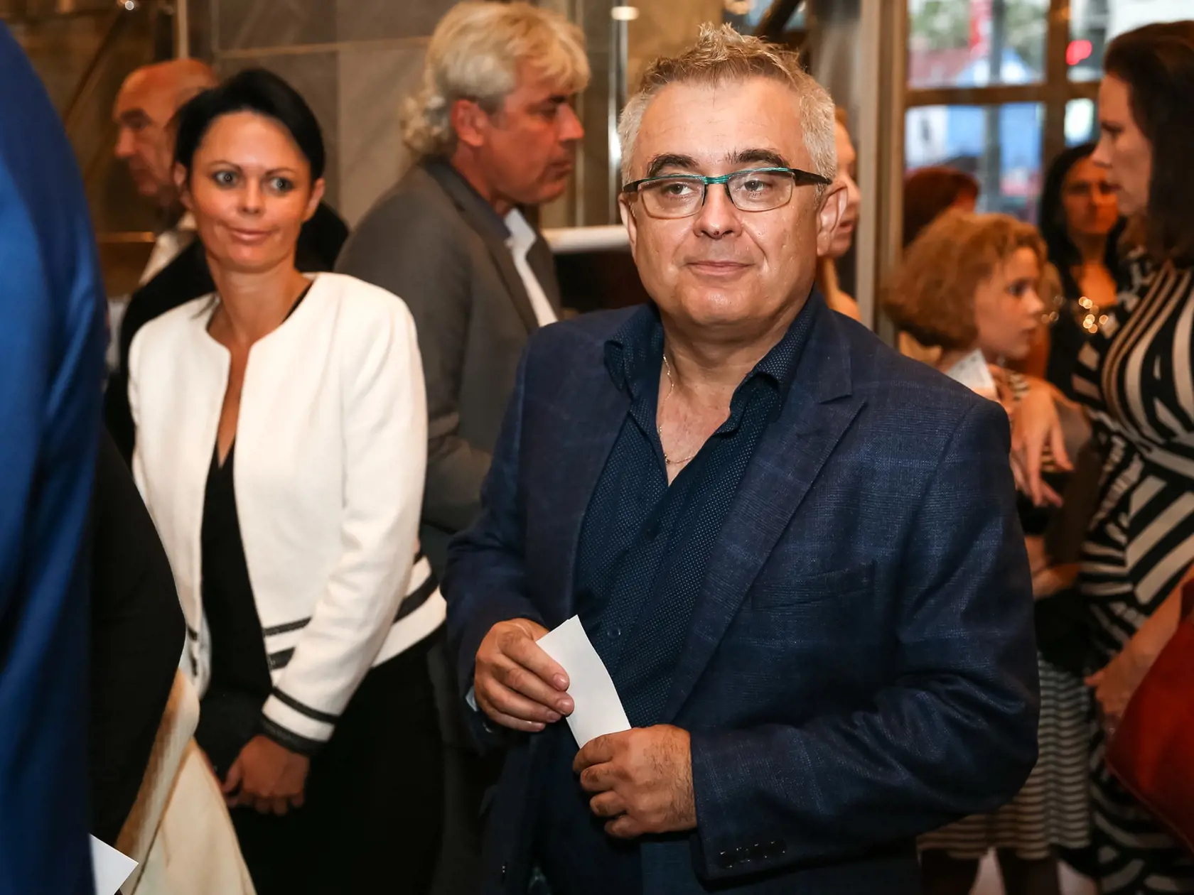 Premiéra muzikálu IAGO v Bratislavskom divadle Nova Scéna. Po smrti manželky mu robievala spoločnosť táto čiernovláska.