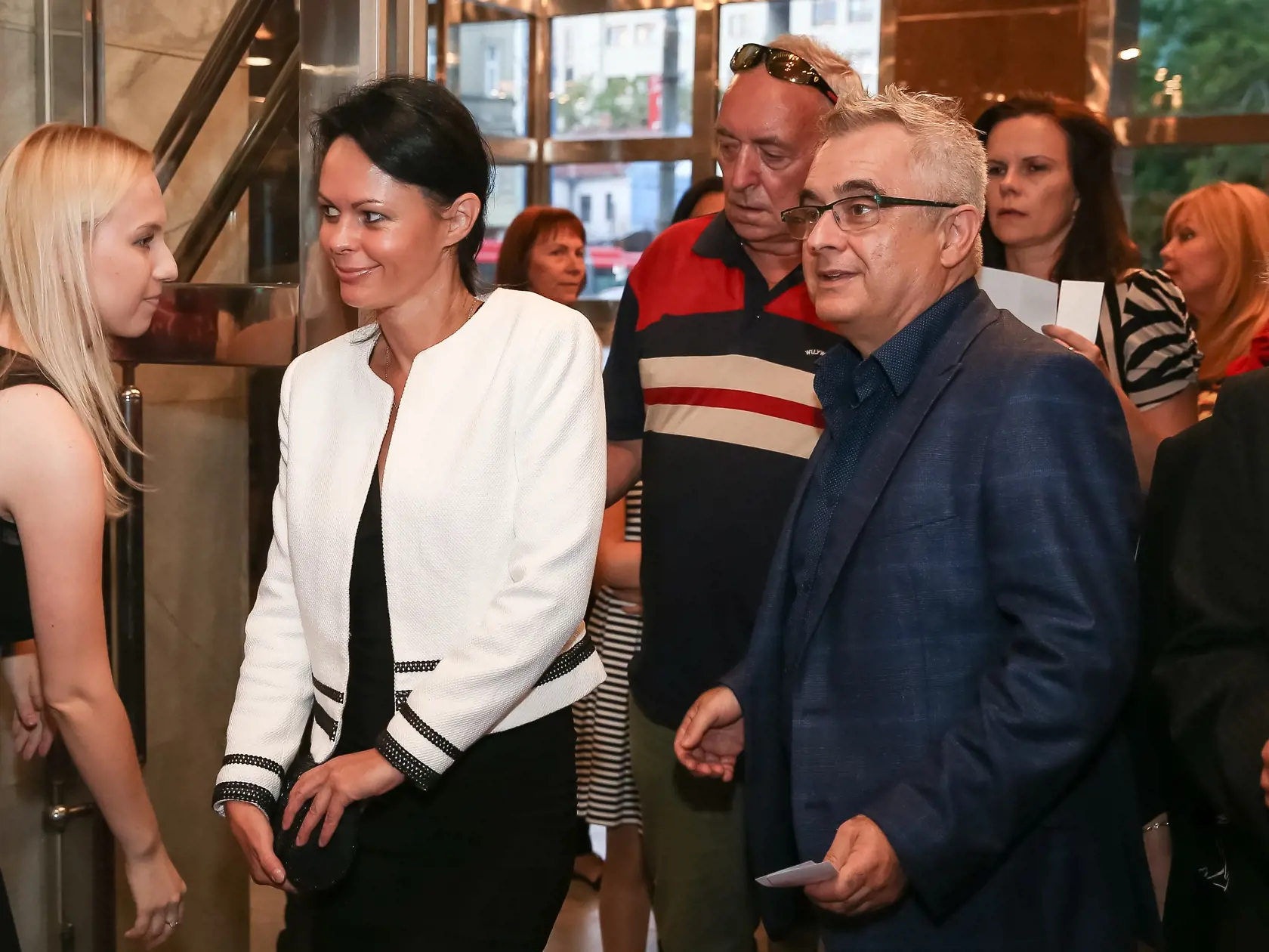 Premiéra muzikálu IAGO v Bratislavskom divadle Nova Scéna. Po smrti manželky mu robievala spoločnosť táto čiernovláska.
