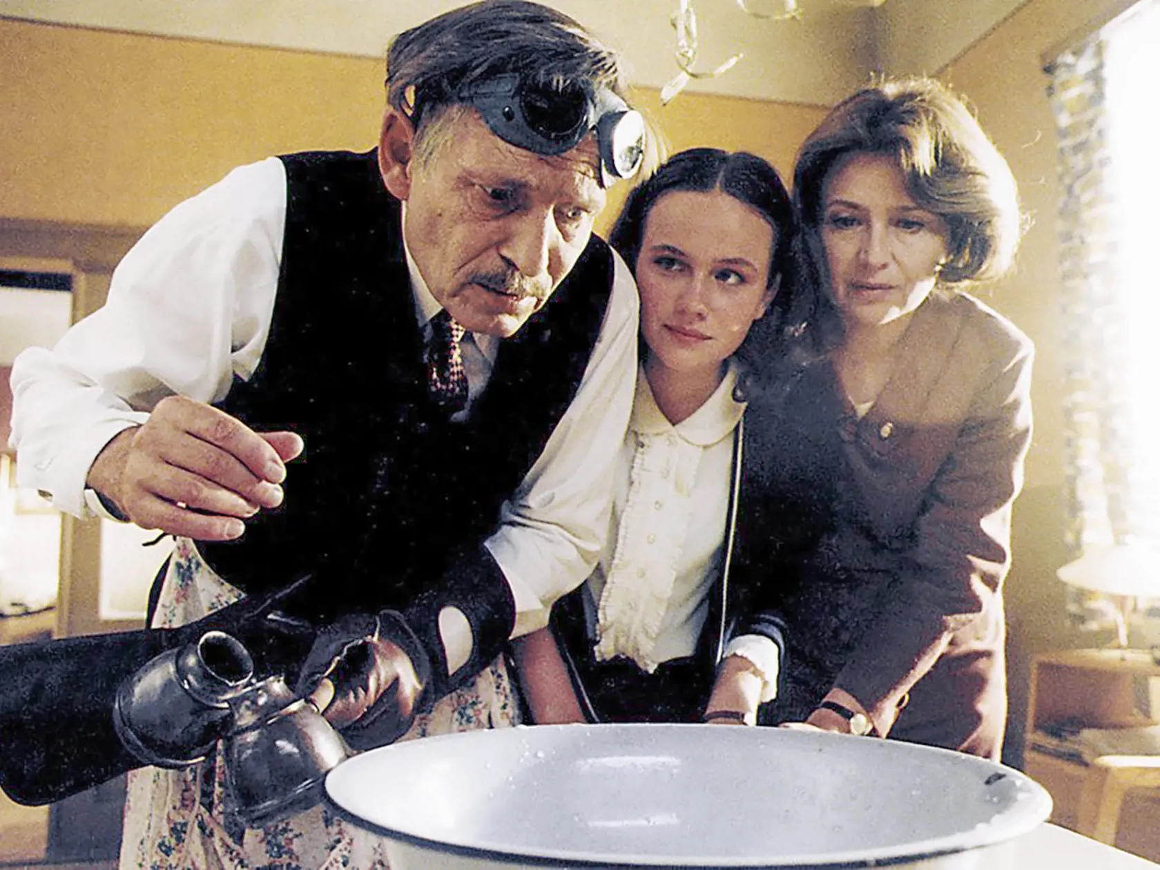 Jiří Kodet, Kristýna Badinková Nováková a Emília V8šáryová vo filme Pelíšky.