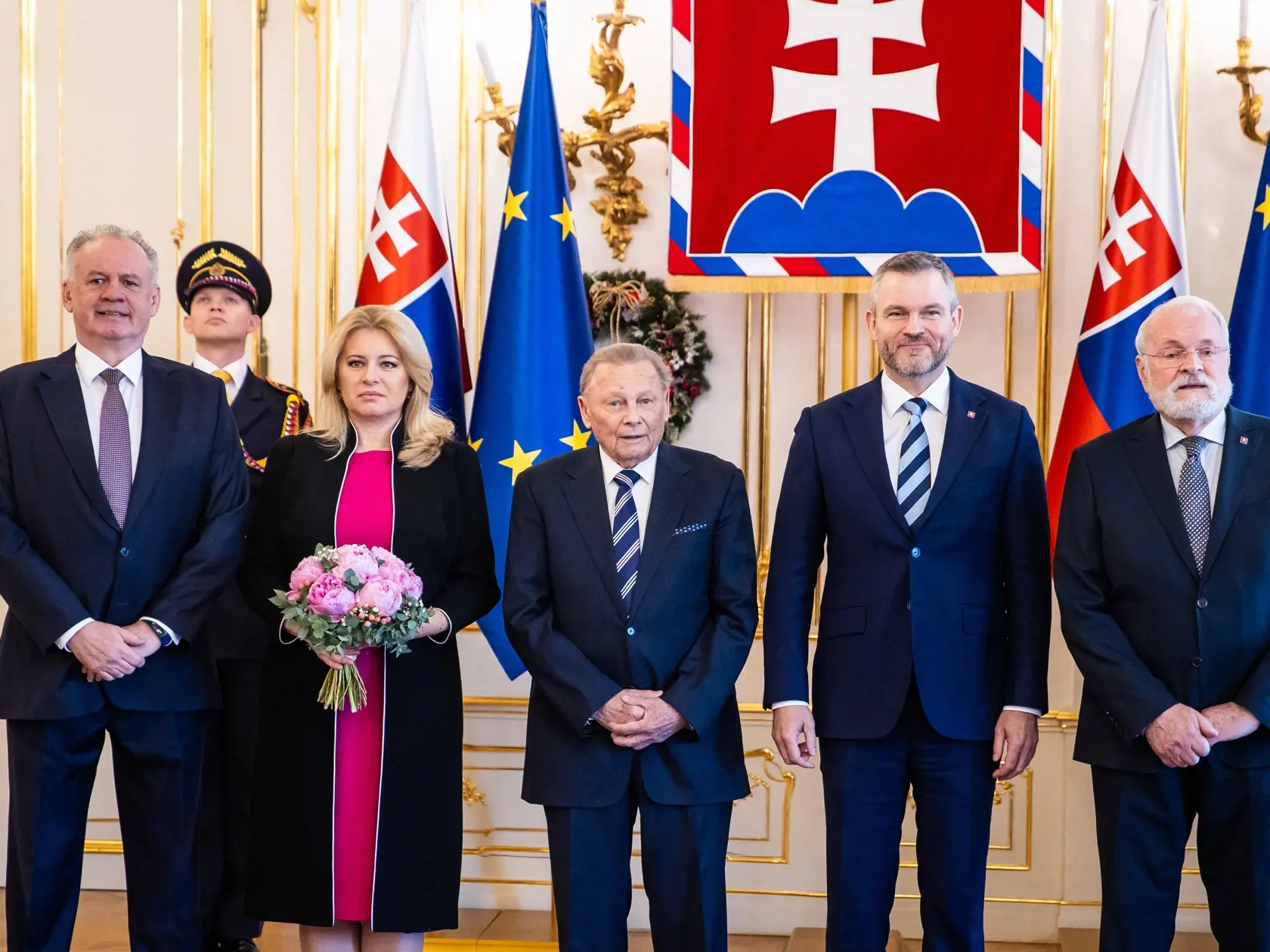 Bývalí prezidenti. Andrej Kiska, Zuzana Čaputová, Rudolf Schuster, súčasný prezident Petrer Pellegrini a Ivan Gašparovič.