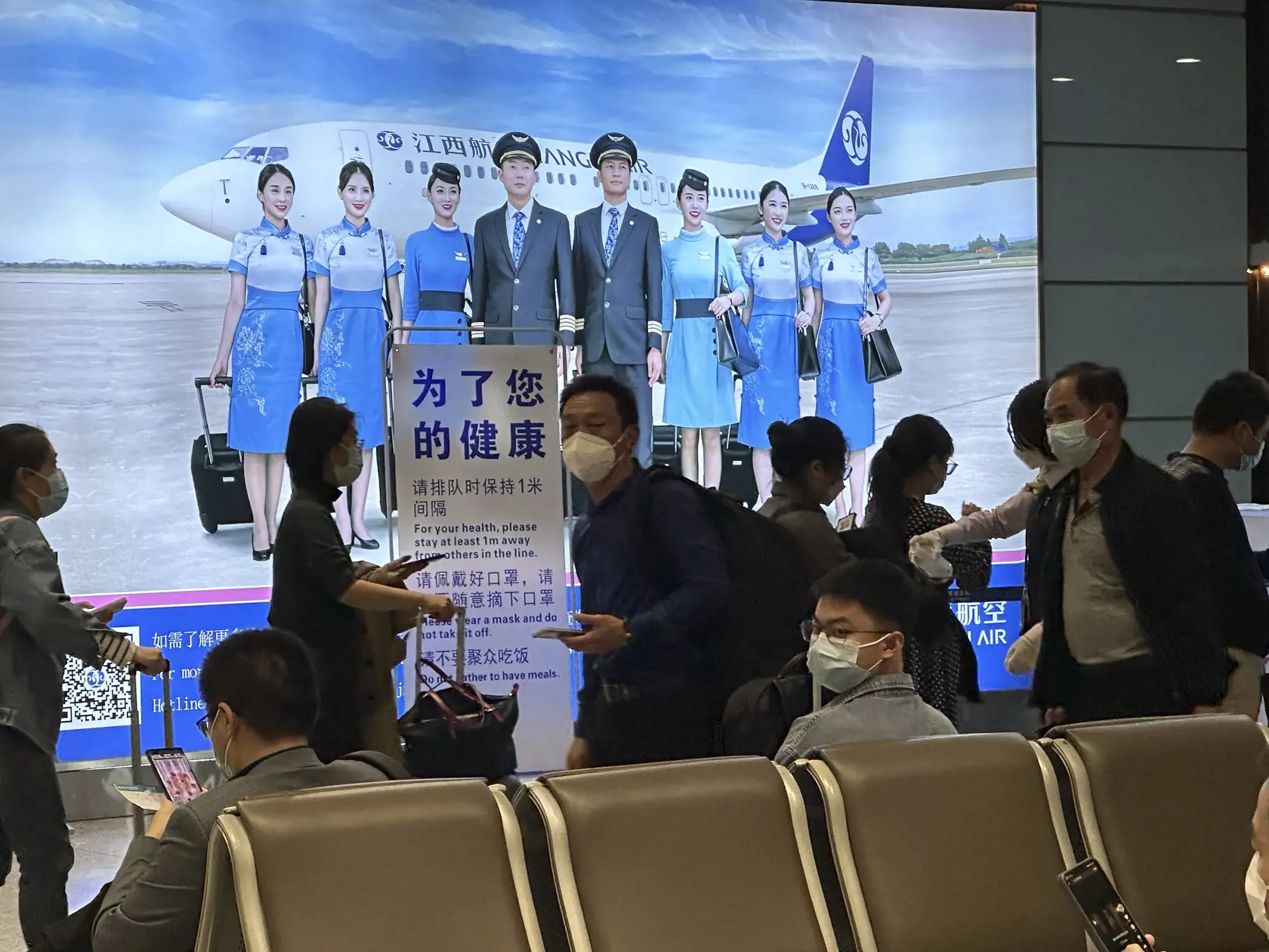 WA 17 archív Peking - Na archívnej snímke z 1. novembra 2022 cestujúci kráčajú letiskovou halou v provincii Ťiang-si na juhovýchode Číny. Taliansko nariadilo povinne testovať na koronavírus všetkých cestujúcich, ktorí do krajiny prichádzajú z Číny. Rozhodlo tak z dôvodu zvýšeného rizika nákazy, keďže takmer každý druhý cestujúci z Číny prichádzajúci na milánske letisko Malpensa má pozitívny test na covid. FOTO TASR/AP    

Passengers prepare to board a flight at the airport in north-central Chin