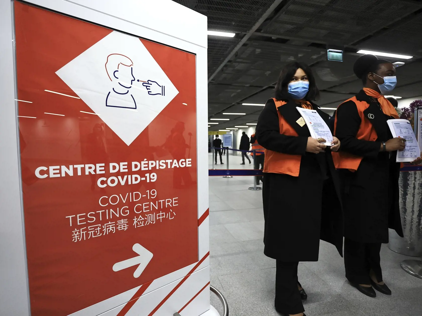 WA 36 Paríž - Letiskový personál čaká na cestujúcich prichádzajúcich z Číny pred testovacou centrom na ochorenie COVID-19 na letisku Charlesa de Gaulla pri Paríži v nedeľu 1. januára 2023. Francúzsko v piatok 30. decembra 2022 oznámilo, že od cestujúcich prichádzajúcich z Číny budú vyžadovať negatívny test na koronavírus.  Francúzske úrady spresnili, že pasažieri budú musieť ukázať pri nástupe do lietadla smerujúceho z Číny do Francúzska negatívny test na covid nie starší ako 48 hodín. Aj po pri