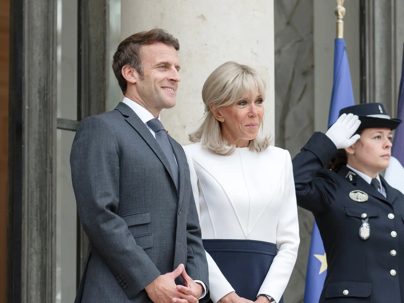 Emmanuel Macron a Brigitte čakajú na Narendra Modiho v Elyzejskom paláci.