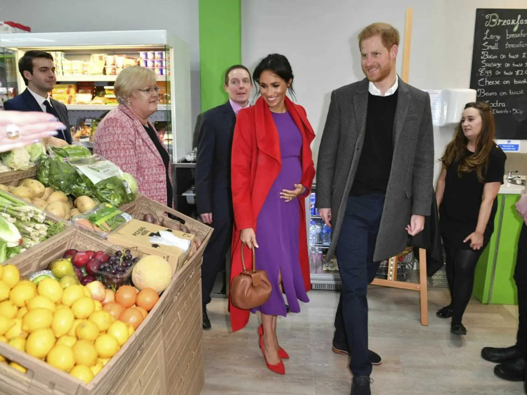 Meghan a Harry pri návšteve mestečka Birkenhead, kde úrady vztýčili sochu na počesť 100. výročia smrti vojnového básnika Wilfreda Owena.