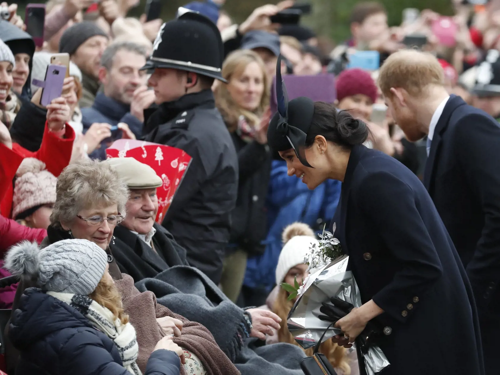 Meghan s fanúšikmi po omši v dedinke Sandringham.