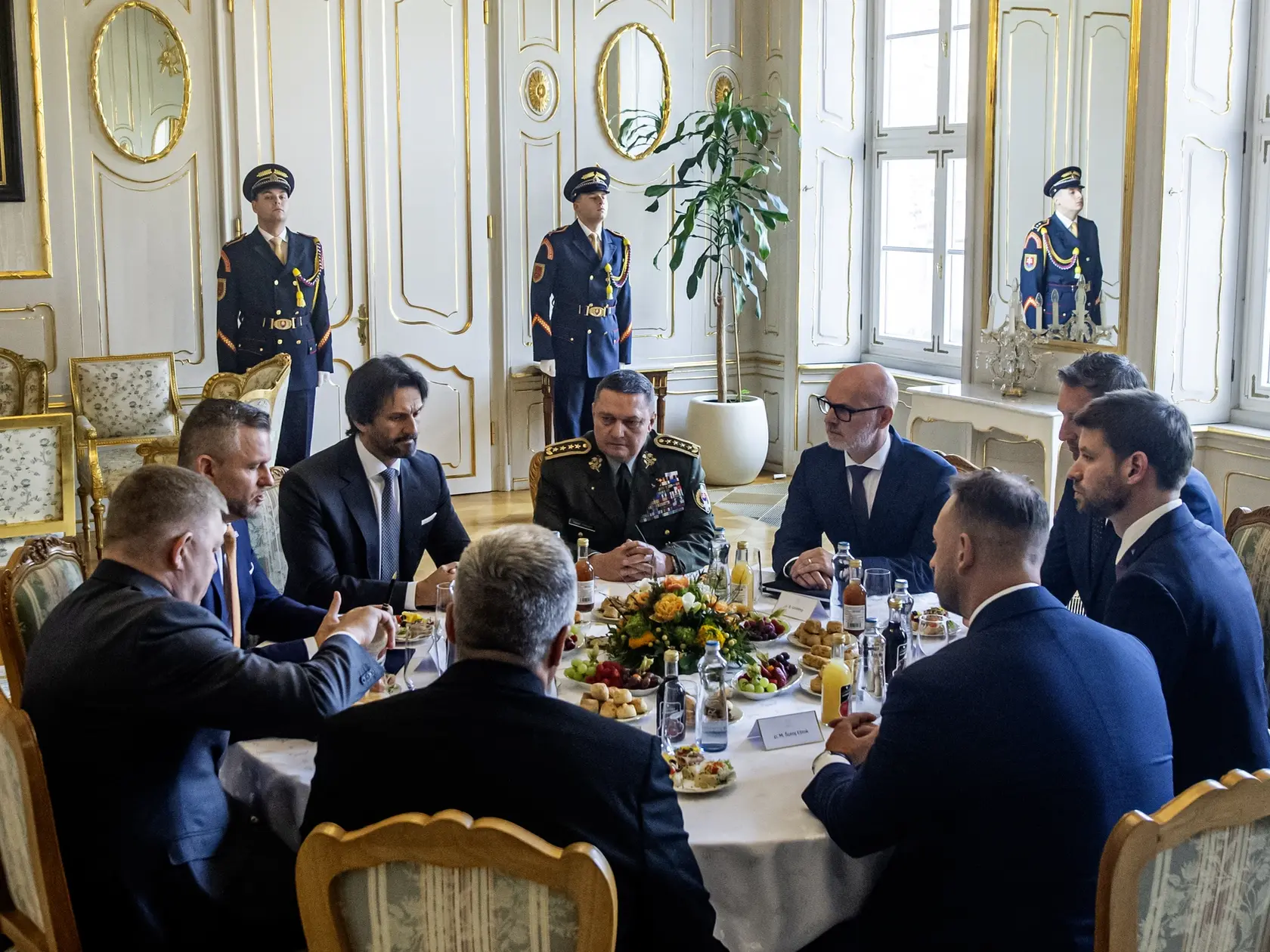 Prezident SR Peter Pellegrini zvolal okrúhli stôl k otázke zvyšovania obranyschopnosti Slovenskej republiky a možnému navyšovaniu obranných výdavkov. Na snímke zľava prezident SR Peter Pellegrini, premiér SR a predseda Smer-SD Robert Fico (Smer-SD), predseda SNS Andrej Danko, predseda Hlas-SD Matúš Šutaj-Eštok, predseda PS Michal Šimečka, predseda KDH Milan Majerský, predseda SaS Branislav Gröhling, náčelník generálneho štábu OZ SR Daniel Zmeko a minister obrany SR Robert Kaliňák (Smer-SD) 26. marca 2025 v Prezidentskom paláci v Bratislave. FOTO TASR - Martin Baumann