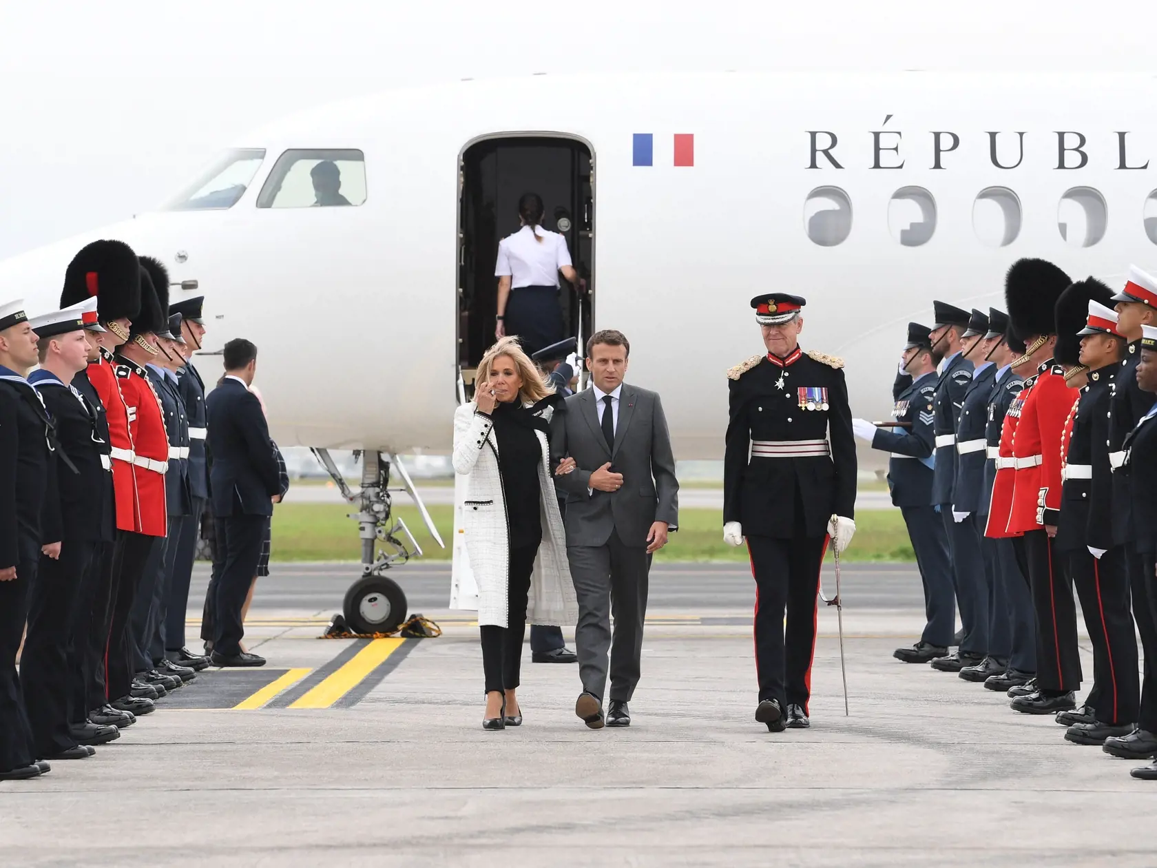 Francúzsky prezident Emmanuel Macron a prvá dáma Brigitte Macron prichádzajú na summit G7.