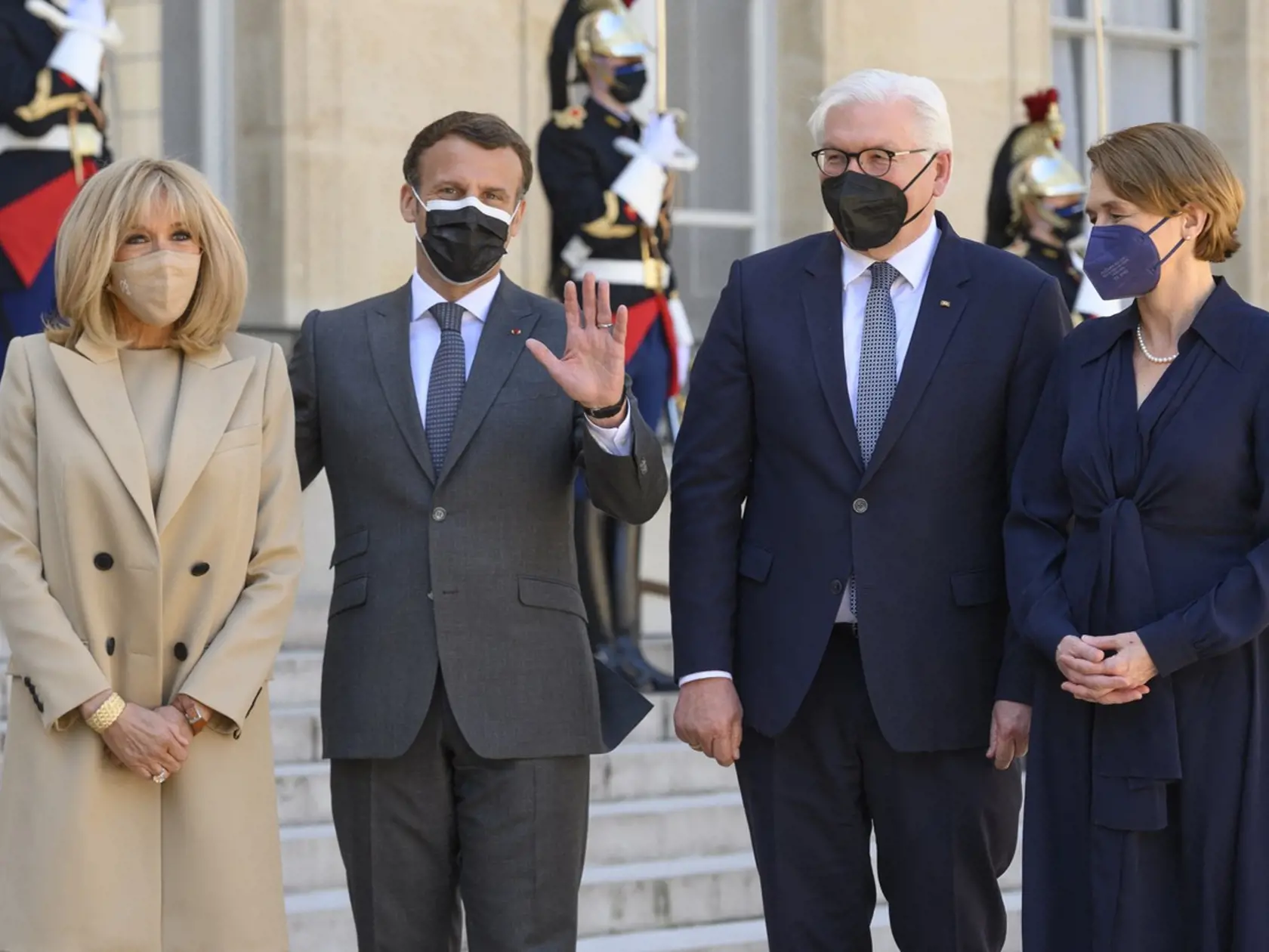 Francúzsky prezident Emmanuel Macron a prvá dáma Francúzska Brigitte Macron sa v pondelok v Paríži stretoli s nemeckým prezidentom Frankom-Walterom Steinmeierom a jeho manželkou.