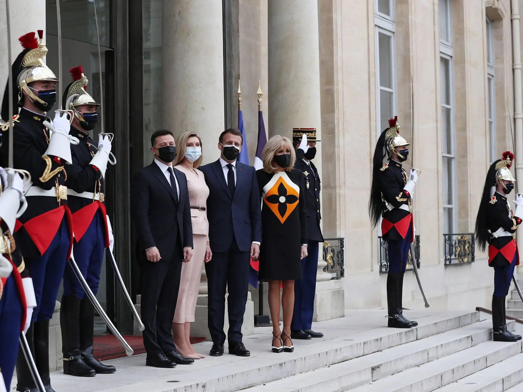 Brigitte Macron ukázala v krátkych šatách chudé nožičky.