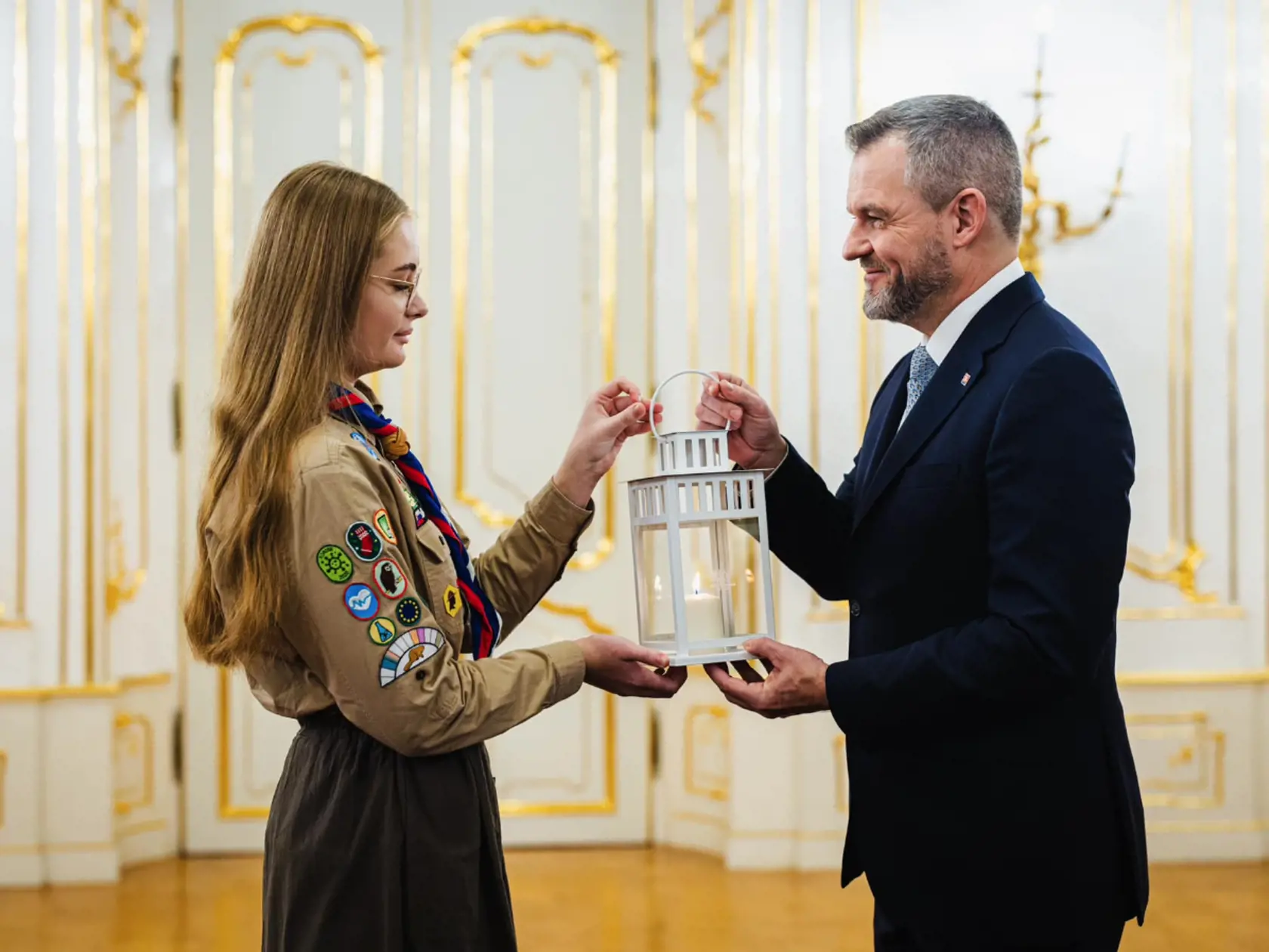 V sobotu podvečer Prezidentský palác Petra Pellegriniho zahrialo Betlehemské svetlo. Do rúk mu ho odovzdali naše skautky a skauti, ktorí ho priniesli z medzinárodnej ekumenickej slávnosti vo Viedni. „Tento vzácny plamienok z Baziliky narodenia Pána v Betleheme so sebou prináša posolstvo pokoja, lásky a jednoty do predvianočného obdobia,“ zdelil prezident po prijatí Betlehemského svetla.