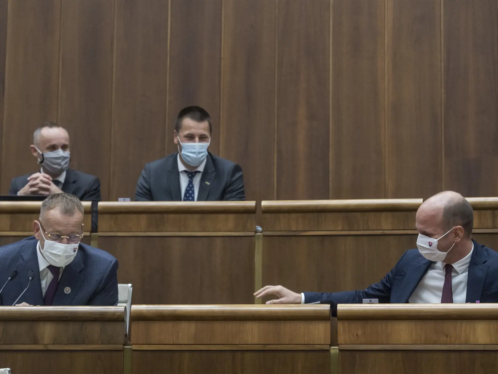 Na snímke vľavo dole predseda NR SR Boris Kollár (Sme rodina), vpravo podpredseda NR SR Gábor Grendel (OĽaNO), vľavo hore poslanec NR SR Tomáš Valášek (Za ľudí) a vpravo hore poslanec NR SR Marián Viskupič (SaS) počas mimoriadnej schôdze NR SR, na ktorej sa poslanci budú venovať vládnej novele zákona o ochrane, podpore a rozvoji verejného zdravia, 13. októbra 2020 v Bratislave. FOTO TASR - Martin Baumann