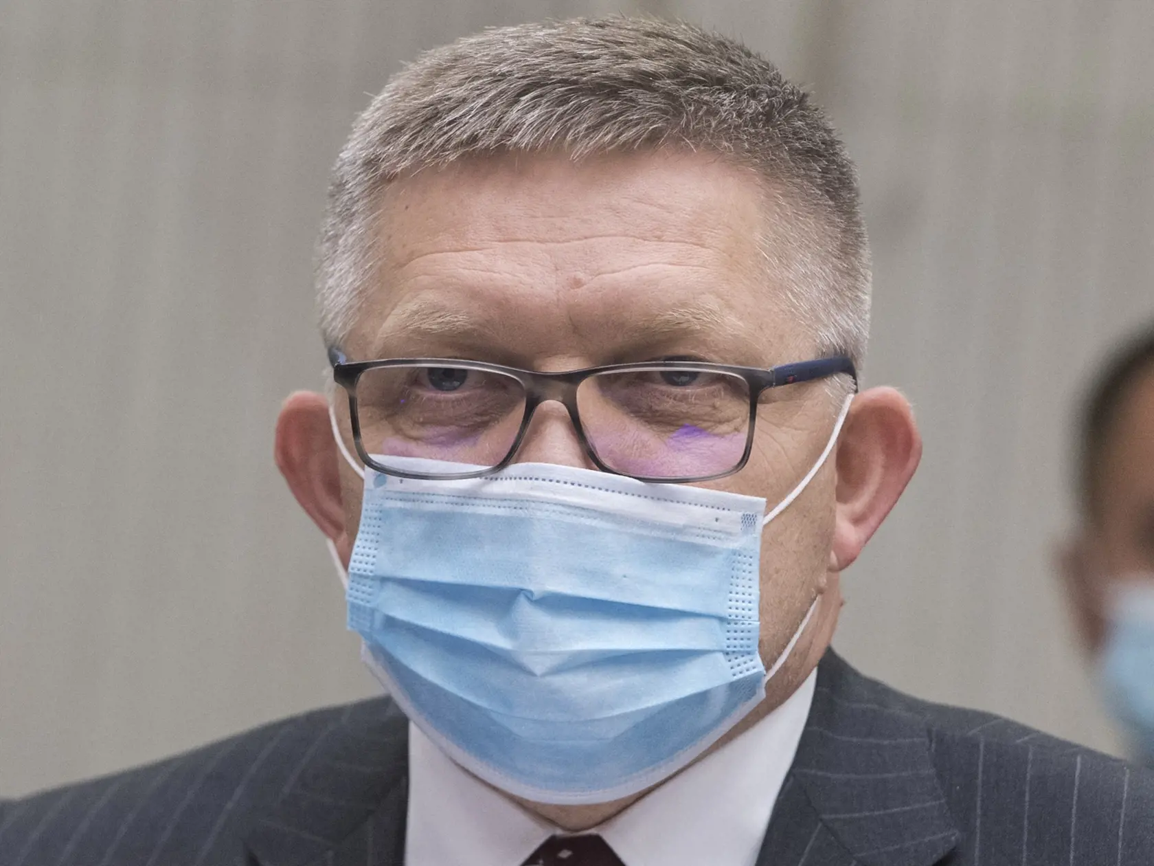 Na snímke poslanec NR SR  Robert Fico (Smer-SD) počas mimoriadnej schôdze NR SR, na ktorej sa poslanci budú venovať vládnej novele zákona o ochrane, podpore a rozvoji verejného zdravia, 13. októbra 2020 v Bratislave. FOTO TASR - Martin Baumann