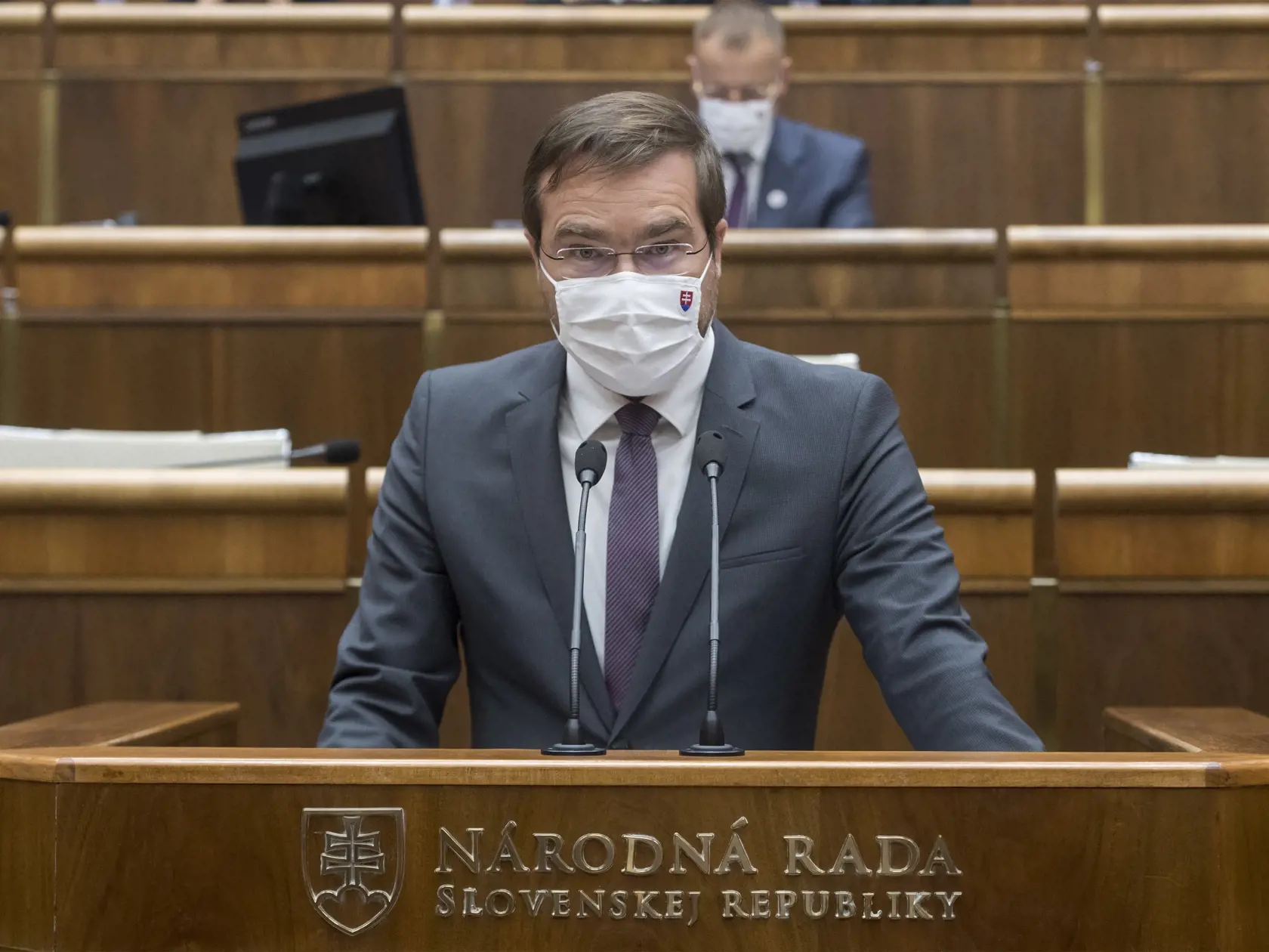 Na snímke minister zdravotníctva SR Marek Krajčí (OĽaNO) počas mimoriadnej schôdze NR SR, na ktorej sa poslanci budú venovať vládnej novele zákona o ochrane, podpore a rozvoji verejného zdravia, 13. októbra 2020 v Bratislave. FOTO TASR - Martin Baumann
