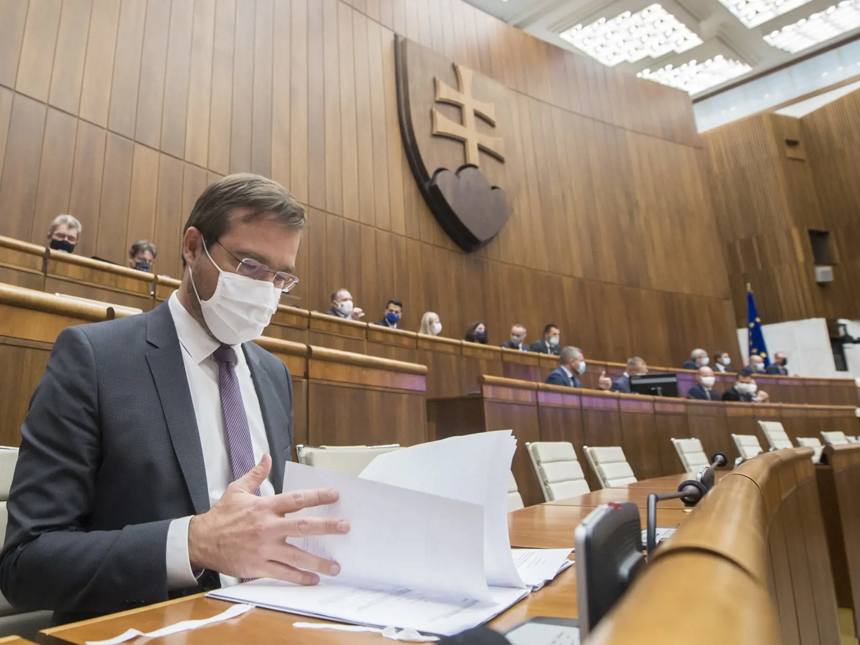 Na snímke minister zdravotníctva SR Marek Krajčí (OĽaNO) počas mimoriadnej schôdze NR SR, na ktorej sa poslanci budú venovať vládnej novele zákona o ochrane, podpore a rozvoji verejného zdravia, 13. októbra 2020 v Bratislave. FOTO TASR - Martin Baumann