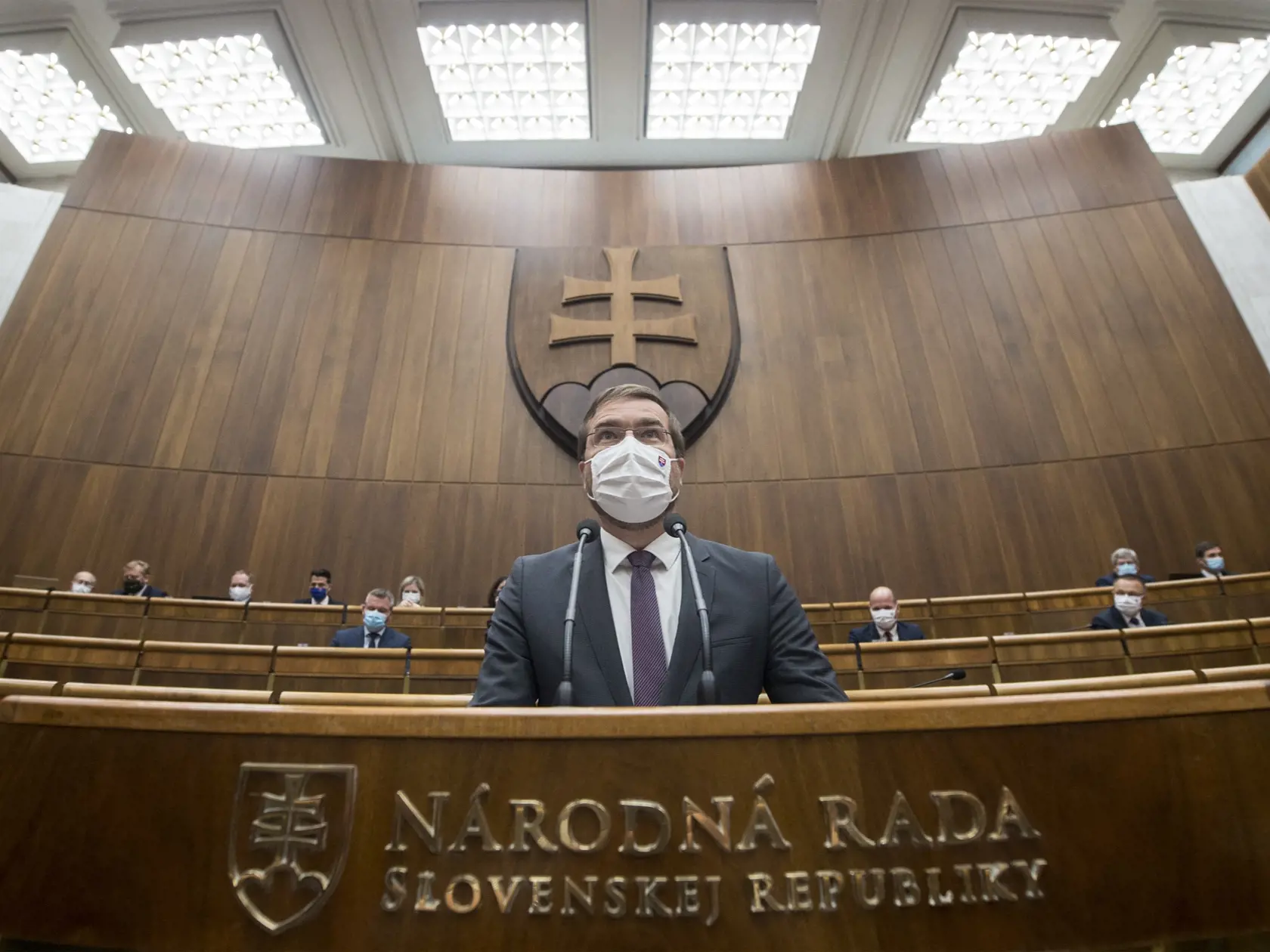 Na snímke minister zdravotníctva SR Marek Krajčí (OĽaNO) počas mimoriadnej schôdze NR SR, na ktorej sa poslanci budú venovať vládnej novele zákona o ochrane, podpore a rozvoji verejného zdravia, 13. októbra 2020 v Bratislave. FOTO TASR - Martin Baumann