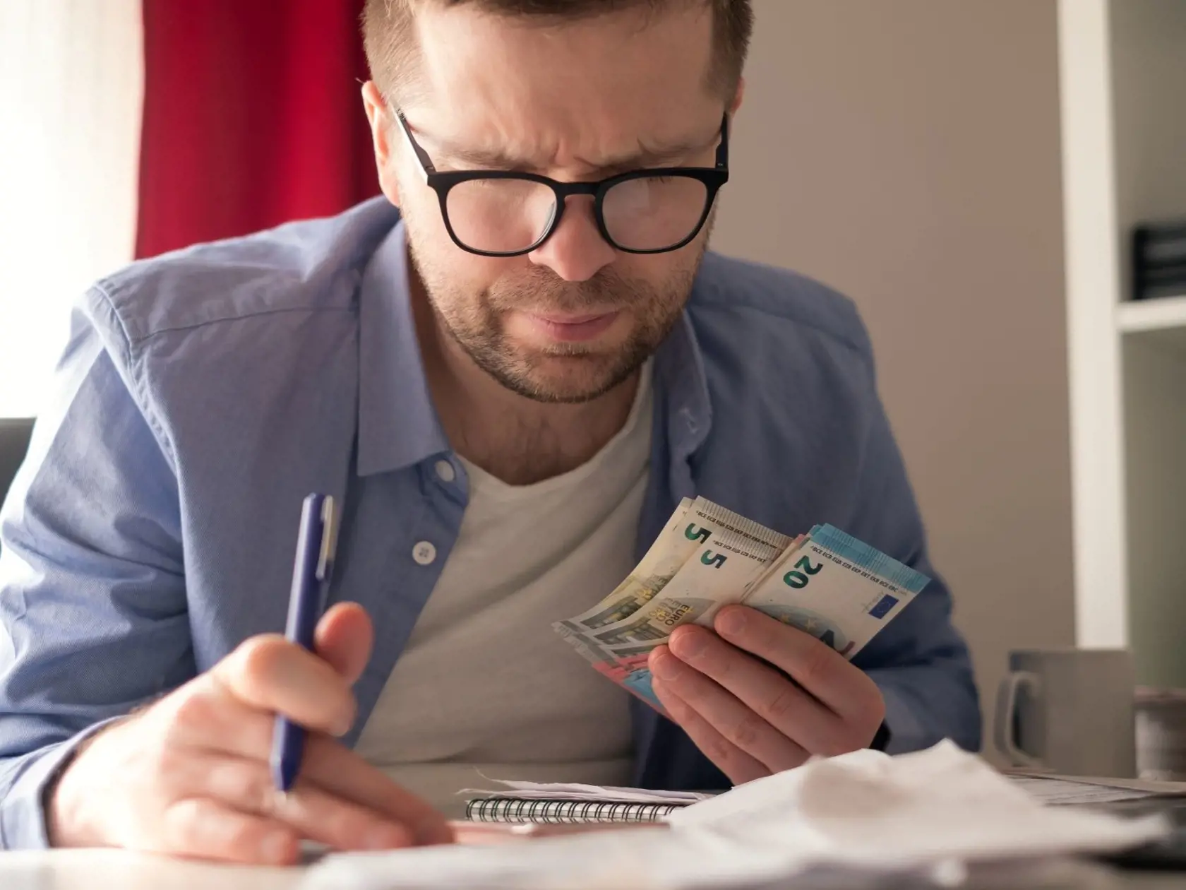 Aj týždňová dovolenka mimo domu je pre tretinu z nás luxus, na ktorý nemáme. Takmer 35 % obyvateľov Slovenska si ju v roku 2020 nemohlo dovoliť ani raz za celý rok. Tento nedostatok pociťovalo takmer 1,9 milióna obyvateľov.