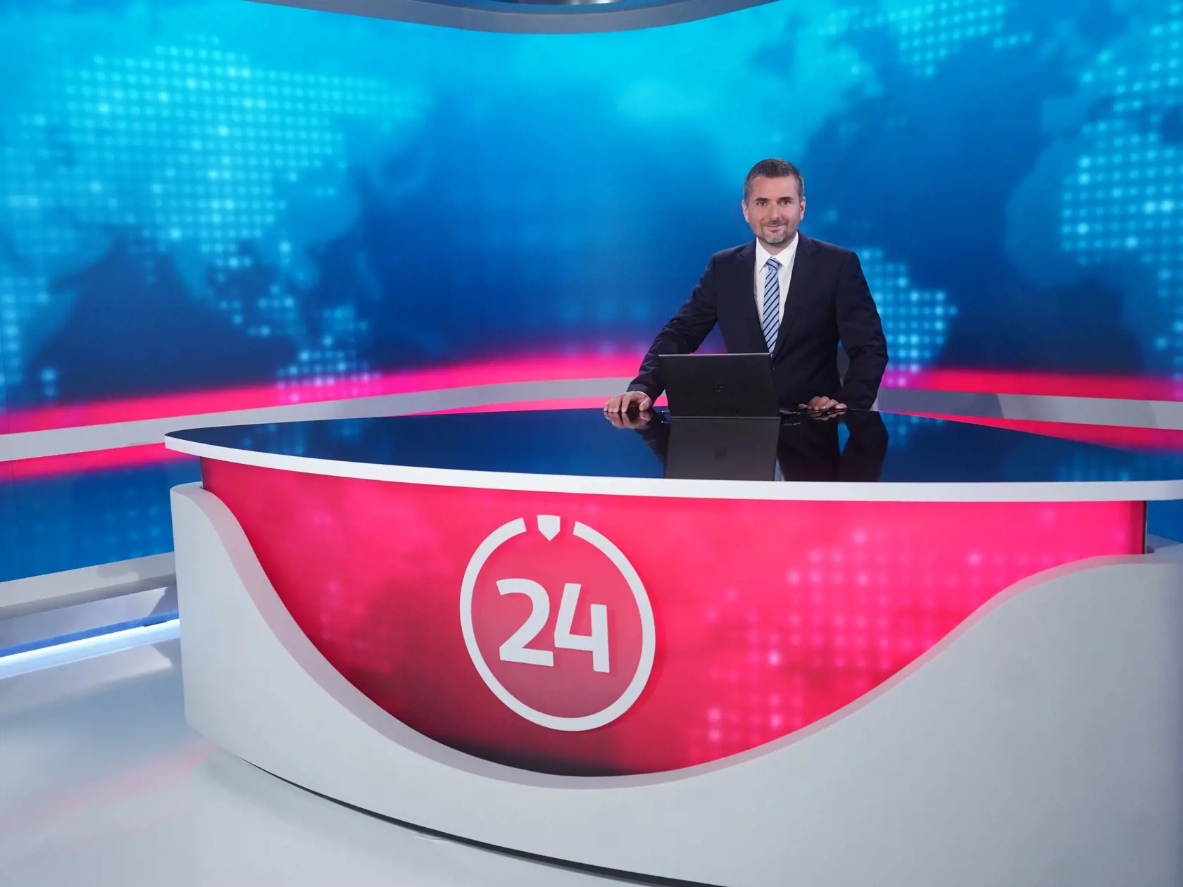 Adam Zavřel, moderátor JOJ 24: Každý nový projekt prináša isté očakávania a nový pracovný impulz. Teším sa, že stojím na začiatku niečoho, čo ešte len bude rásť a verím, že aj divákov presvedčíme, že sa oplatí si nás naladiť a sledovať. No a keďže vediem online spravodajstvo TV JOJ, budem zabezpečovať prepojenie medzi spravodajskými webmi, takže budem mať aj novú prácu, ktorú nebude vidieť na obraze.