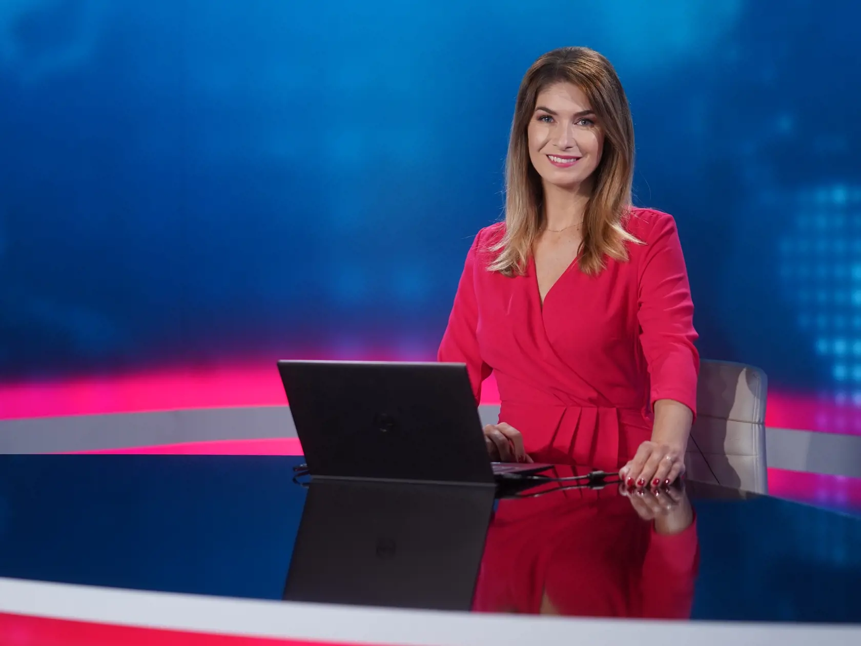 Hana Zavřelová Gallová, moderátorka Svet 24: Veľmi sa teším z relácie Svet 24. Moje moderátorské srdcové relácie boli Črepiny, Črepiny Plus a Noviny plus a mrzelo ma, keď na JOJ-ke skončili. Svet 24 je presne to, čo som vždy túžila robiť a zároveň istý návrat k moderátorskej polohe, v ktorej sa cítim veľmi dobre. Naša redakcia zahraničného spravodajstva tu odviedla a odvádza skvelú prácu. Veľmi dúfam, že sa výsledok divákom bude páčiť.