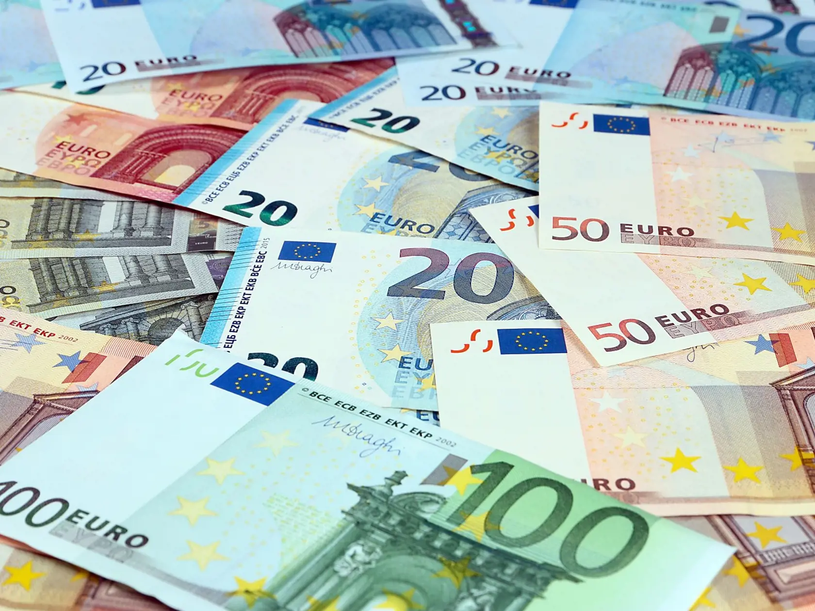 Chudoba sa určuje od hranice príjmu pre jednočlennú domácnosť sumou 435 eur na mesiac. Pre domácnosť 2 dospelých s 2 deťmi do 14 rokov predstavuje celková ročná hodnota hranice rizika chudoby 914 eur na mesiac.