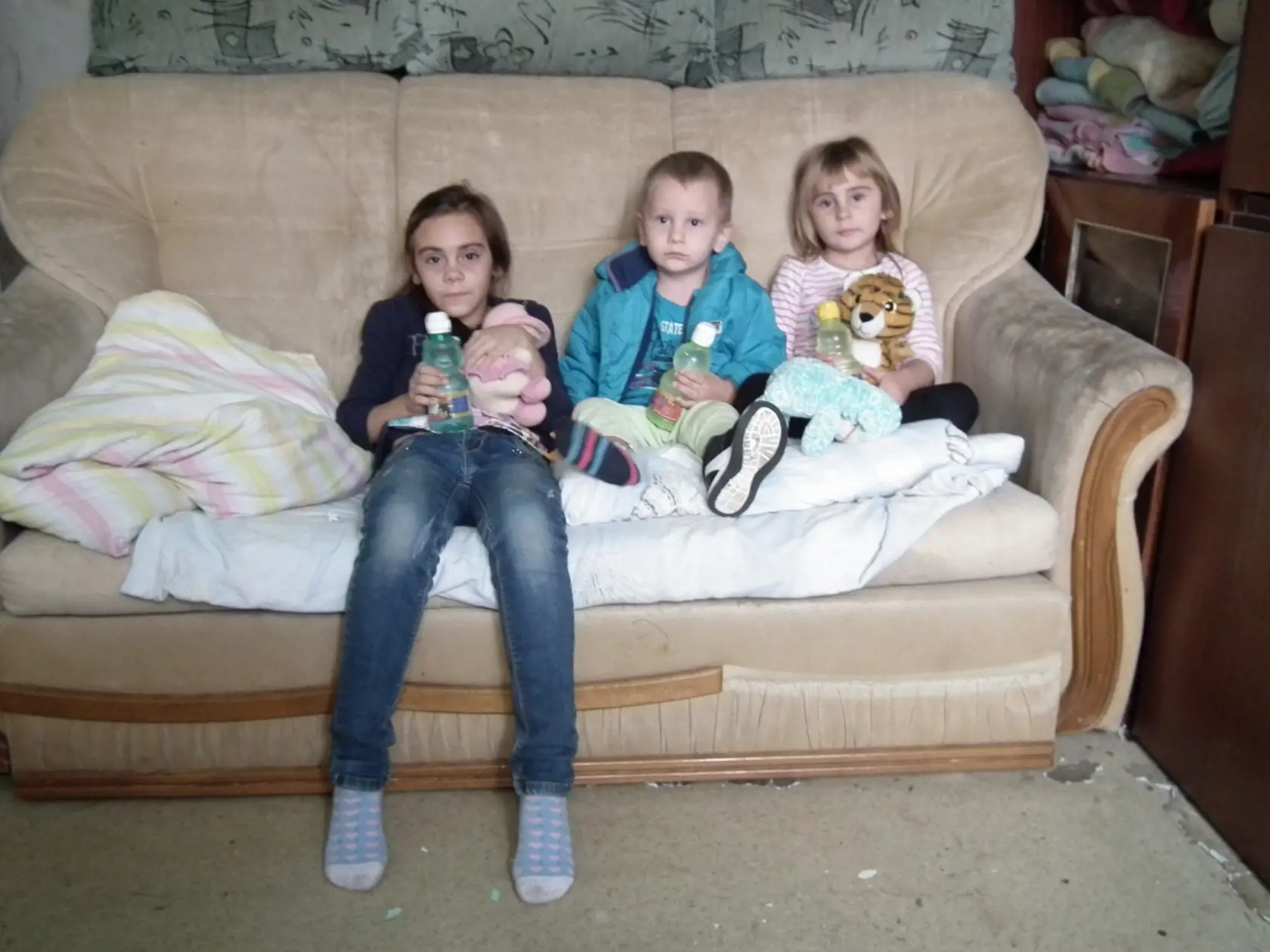 Regina (7), Peťko (2) a Lívika (3) vedia, že na Vianoce budú opäť bez darčekov. Ich mamina na ne jednoducho nemá peniaze.