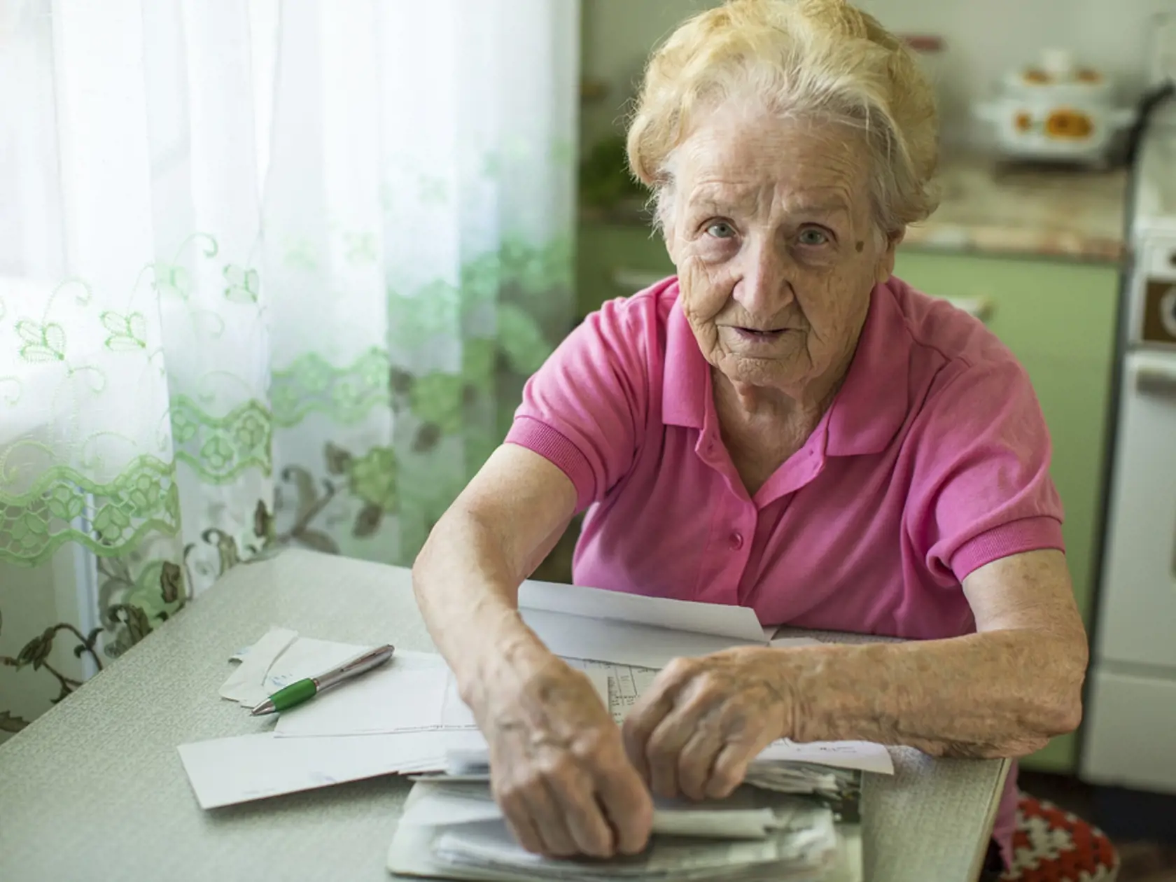 Z hľadiska jednotlivých typov domácností sa tento nedostatok týkal najmä neúplných domácností s deťmi, ale aj osamelých seniorov. Jesť mäsité jedlo každý druhý deň si nemohla dovoliť až štvrtina osôb žijúcich v týchto typoch domácností.