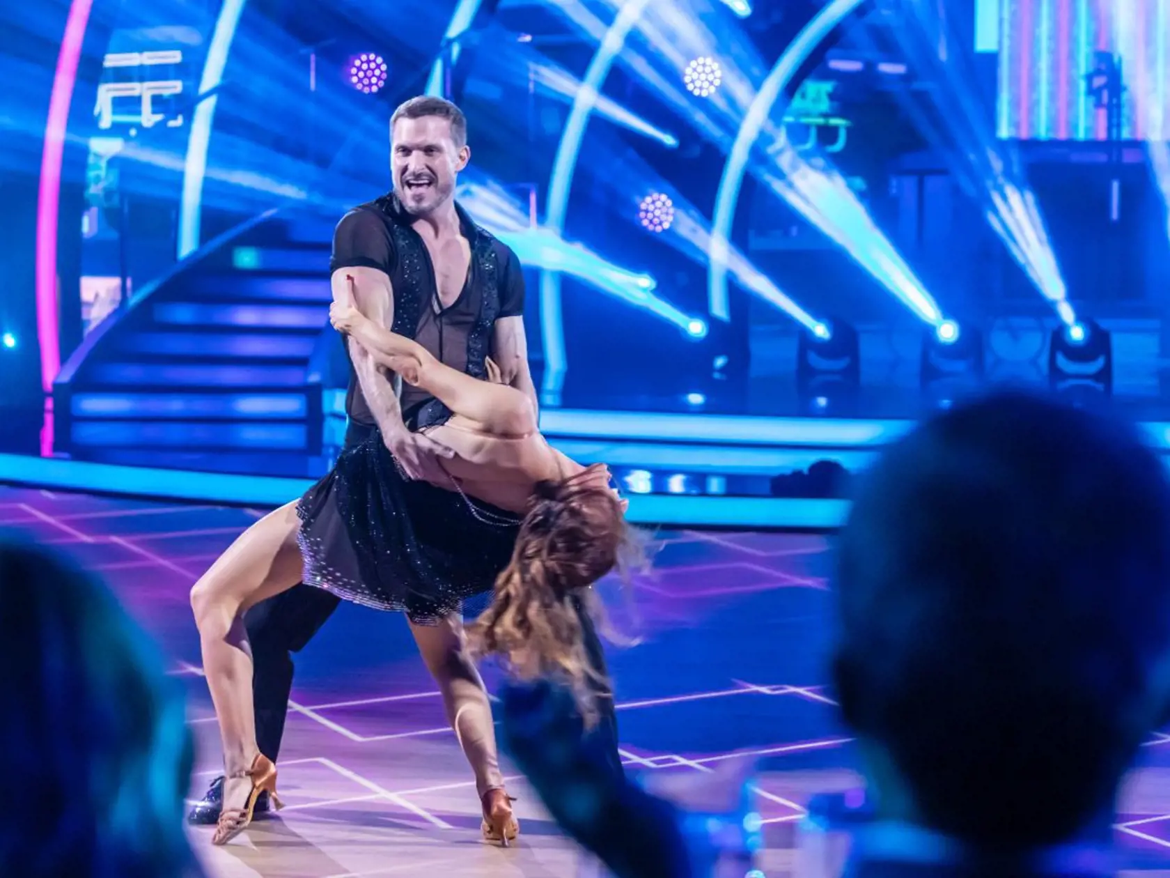 Ján Koleník a Vanda Pláková počas prvého kola Let's Dance. Herec predviedol suverénne najlepší výkon a vyslúžil si standing ovation. Po vystúpení vtipne komentoval svoje sieťkované tričko.