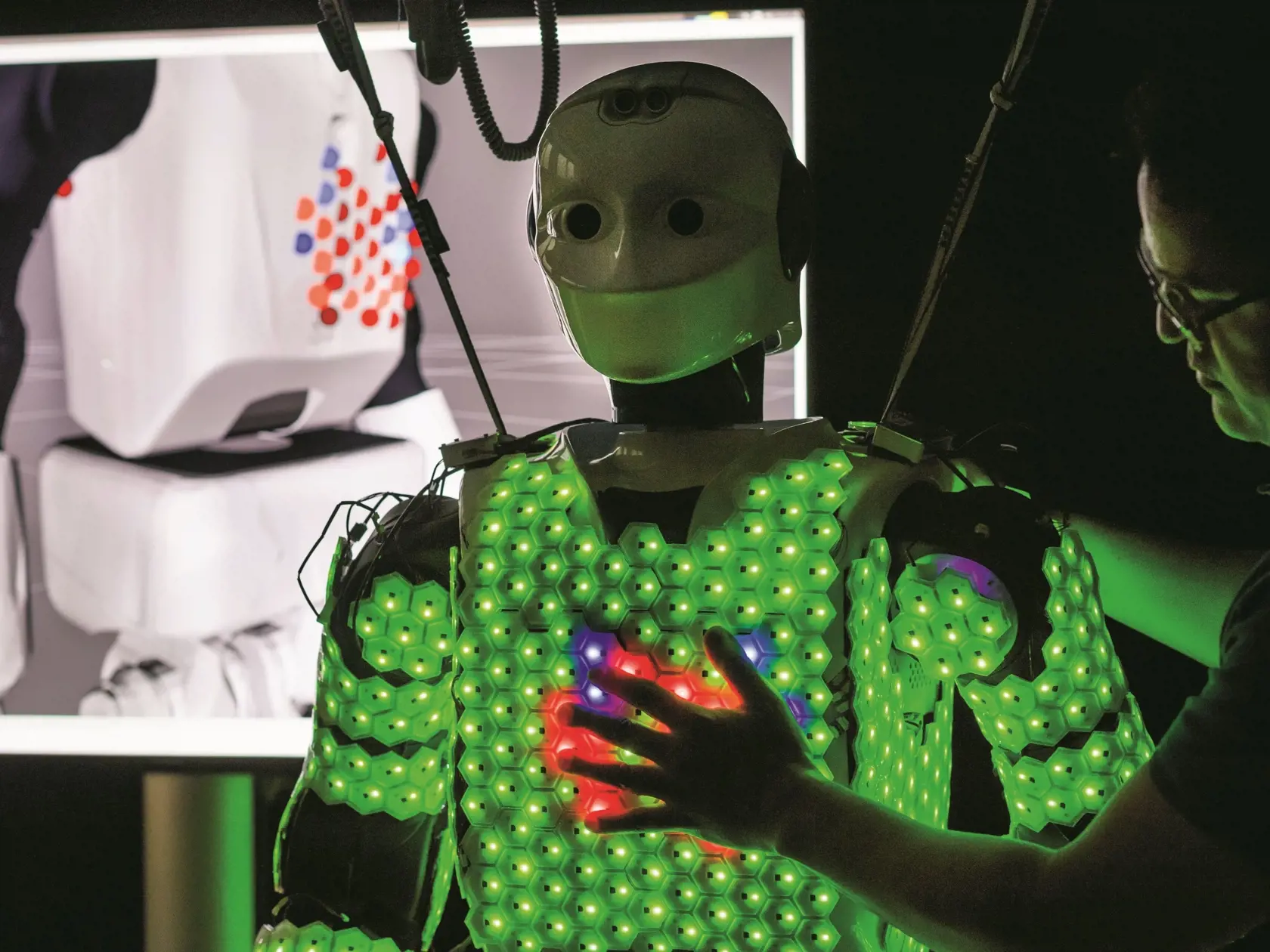 NEUBLÍŽIA Vďaka novej umelej koži dokážu roboti bezpečnejšie zaobchádzať s ľuďmi a pohybovať sa v ich bezprostrednej blízkosti.