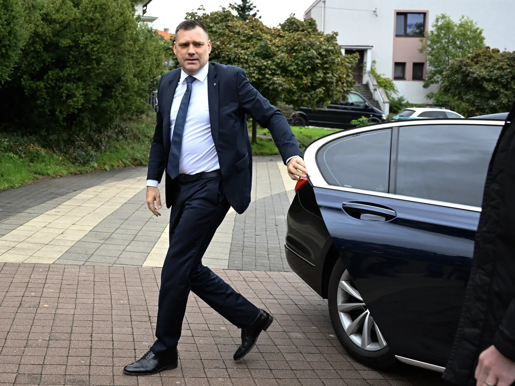 Na snímke podpredseda vlády a minister životného prostredia SR Tomáš Taraba (nominant SNS) prichádza na výjazdové rokovanie vlády SR 9. októbra 2024 v Modre.