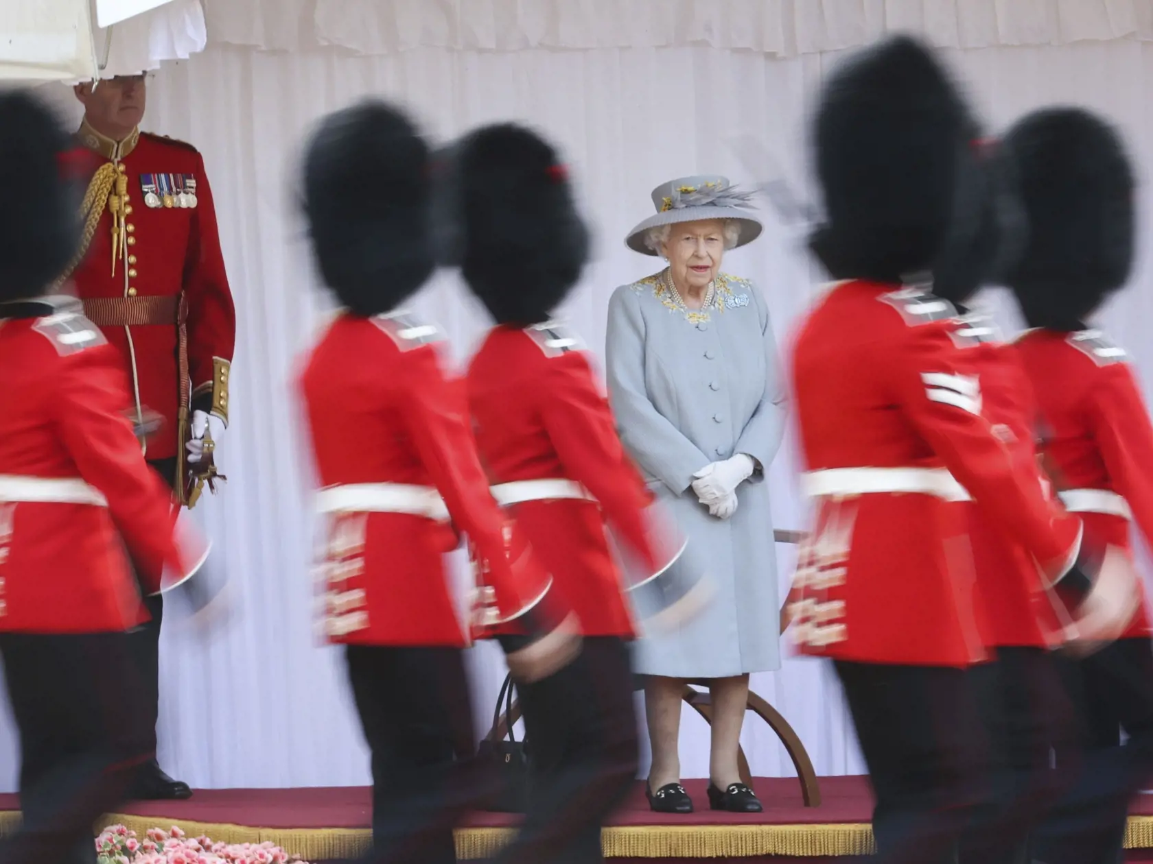 Britská kráľovná Alžbeta II. sleduje ceremóniu pri príležitosti oficiálnych osláv svojich 95. narodenín na Windsorskom hrade pri Londýne v sobotu 12. júna 2021. Oslavy mali pre pandémiu aj tentoraz obmedzený rozsah.