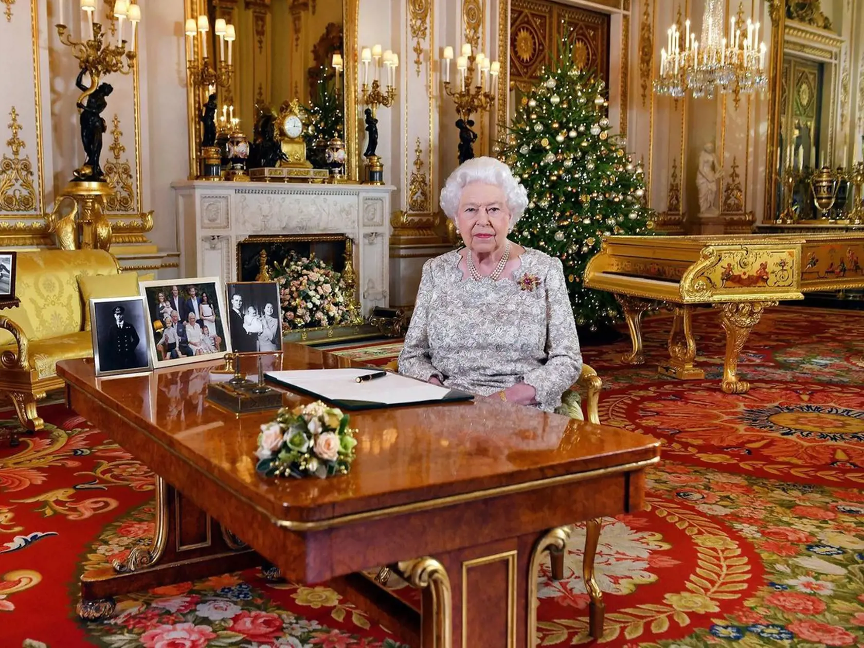 Kráľovná Alžbeta II. v Buckinghamskom paláci.