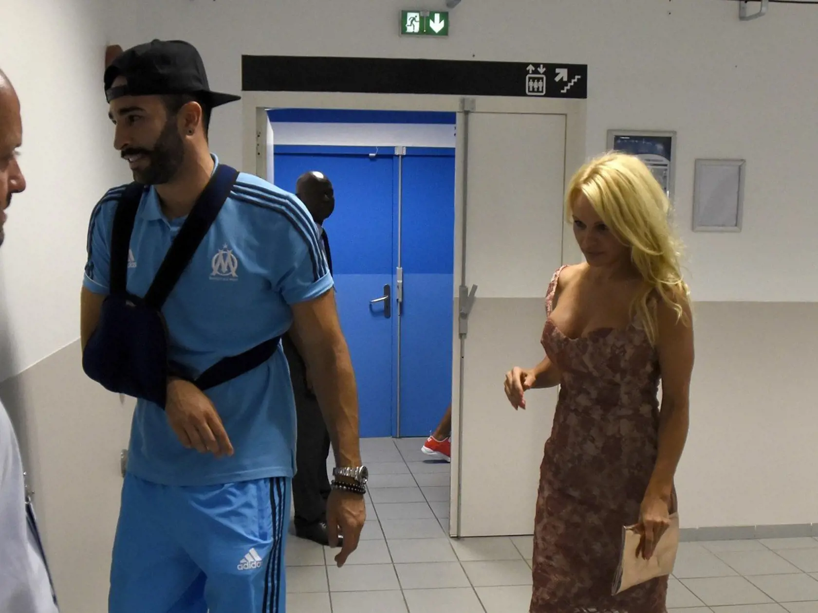 Pamela Anderson et son compagnon - Pamela Anderson assiste Å• son premier match de l'Olympique de Marseille (OM) au VÃ©lodrome pour venir voir son compagnon le dÃ©fenseur central Adil Rami qui a quittÃ© la pelouse sur blessure (touchÃ© au pectoral droit) au stade VÃ©lodrome Å• Marseille, France, le 24 aoÅ±t 2017. Â© Eric Etten/Bestimage (No Web No Blog pour la Belgique et la Suisse) Pamela Anderson attends her first Olympique de Marseille (OM) match at the Velodrome to see her companion, central defender Adil Rami, who left the field on injury at the Velodrome stadium in Marseille, France on August 24th, 2017., Image: 346409916, License: Rights-managed, Restrictions: , Model Release: no, Credit line: Profimedia, Bestimages