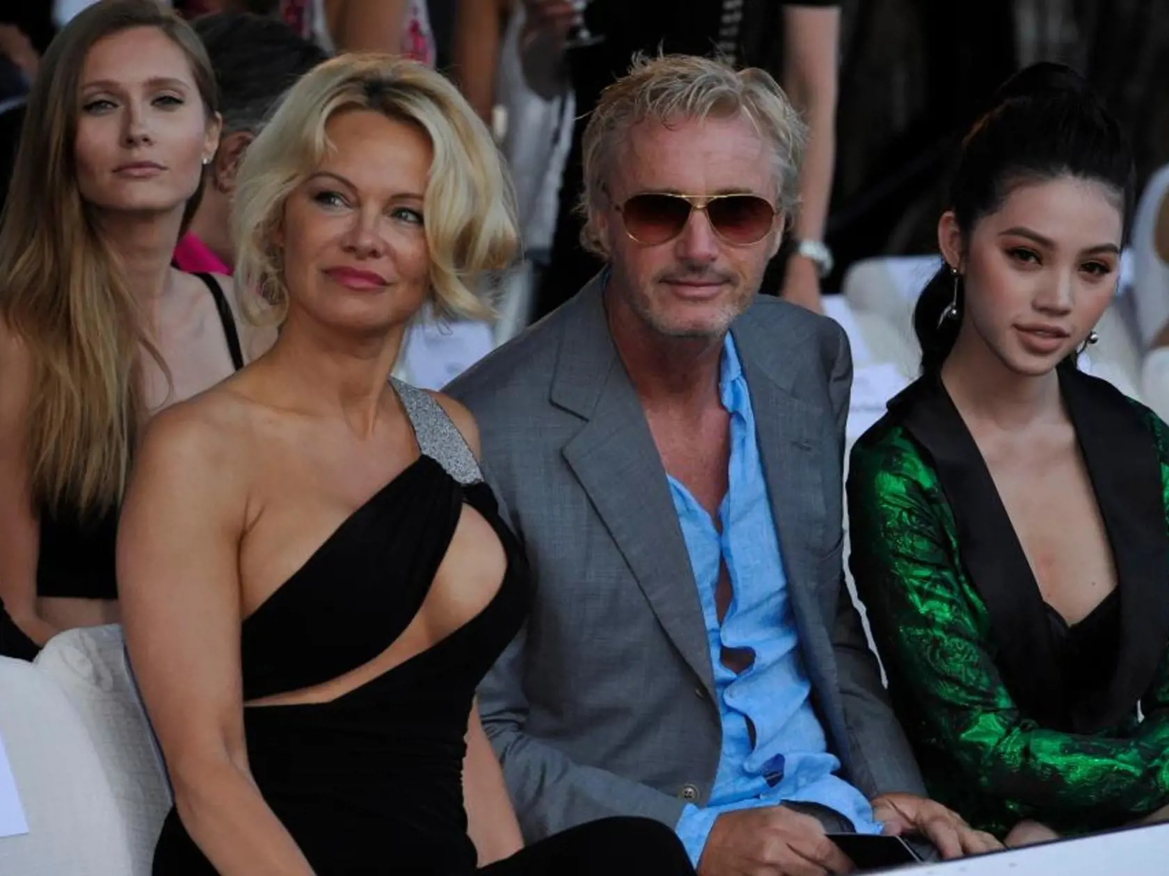 Bývalý pretekár Eddie Irvine žil životom bohéma a krásne ženy sa okolo neho točili jedna radosť. Dokonca sa špekulovalo o jeho vzťahu s Andreou Verešovou, do ktorej sa zahľadel počas natáčania filmu a podľa svedkov denníka Blesk sa dvojica vo voľných chvíľach od seba nedokázala odtrhnúť. Verešovej vtedy krachoval vzťah s Jaromírom Jágrom a Irvine, ktorému skákali krásne ženy do postele ako ryby na udicu, sa po romániku so slovenskou modelkou objavil v spoločnosti ešte slávnejších mien. Bývalý spolujazdec Michaela Schumachera z Ferrari sa zaplietol aj so sexbombou Pamelou Anderson, no večný záletník nevydržal ani so silikónovou kráskou.