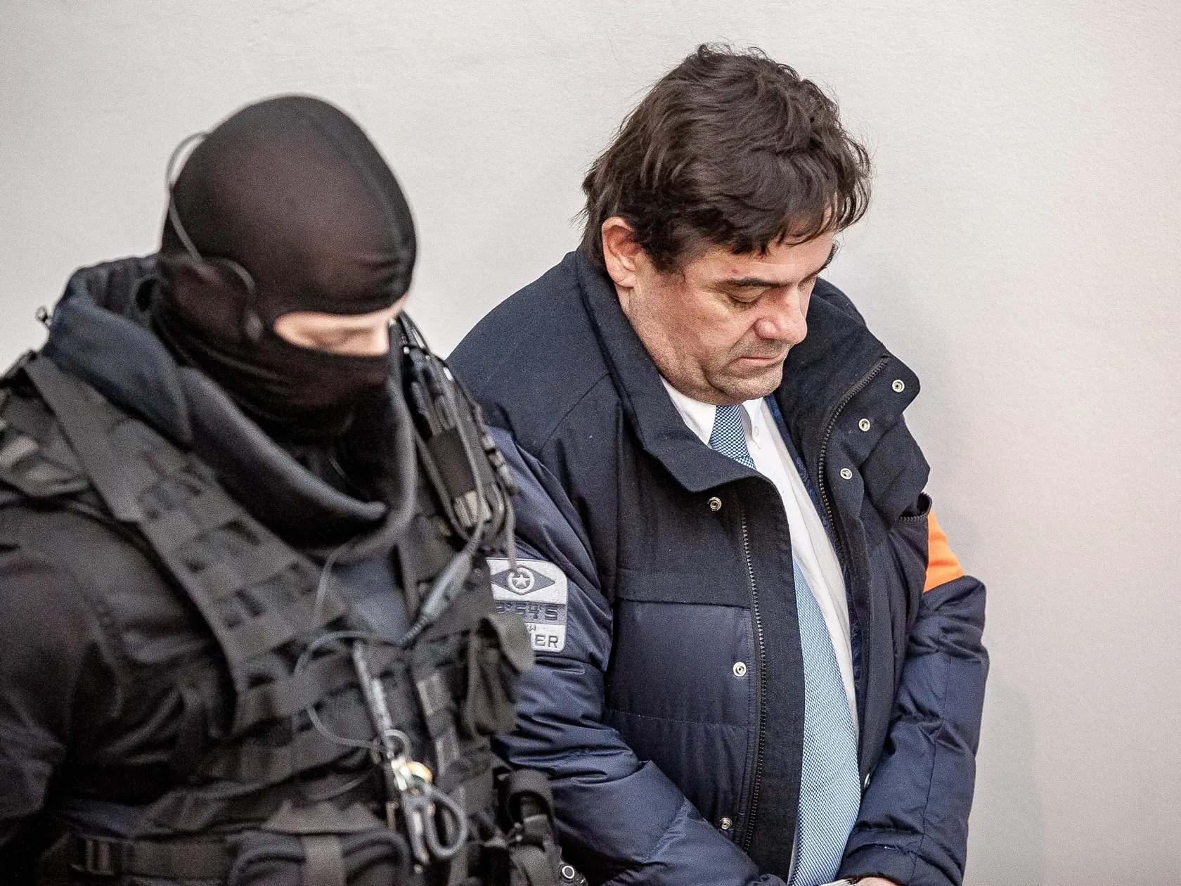 Na snímke obvinený Marian K. (vpravo) v budove Špecializovaného trestného senátu v Banskej Bystrici